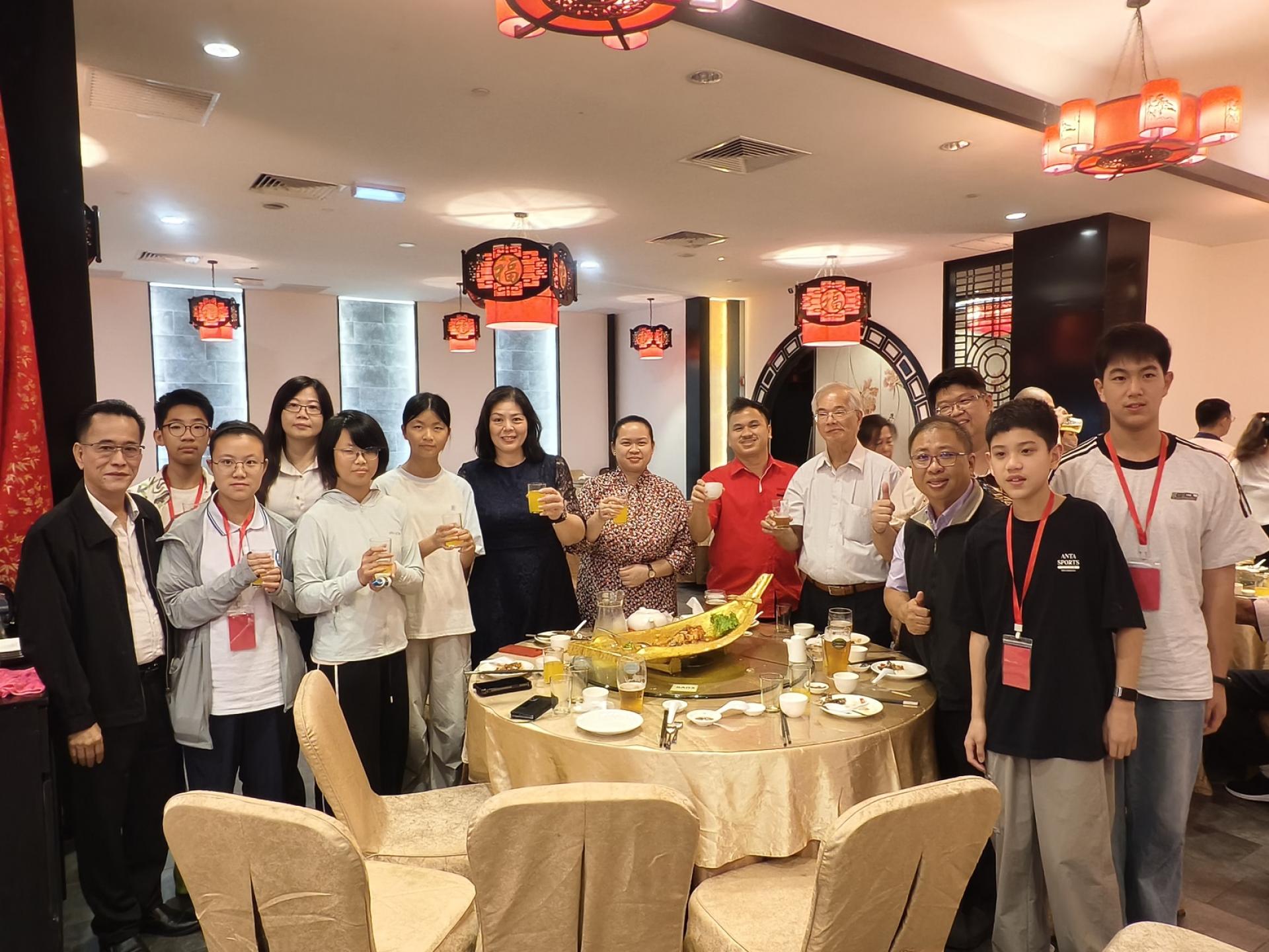 中国福建屏南县华侨中学学生向美里廉律中学董事及老师敬茶合影。