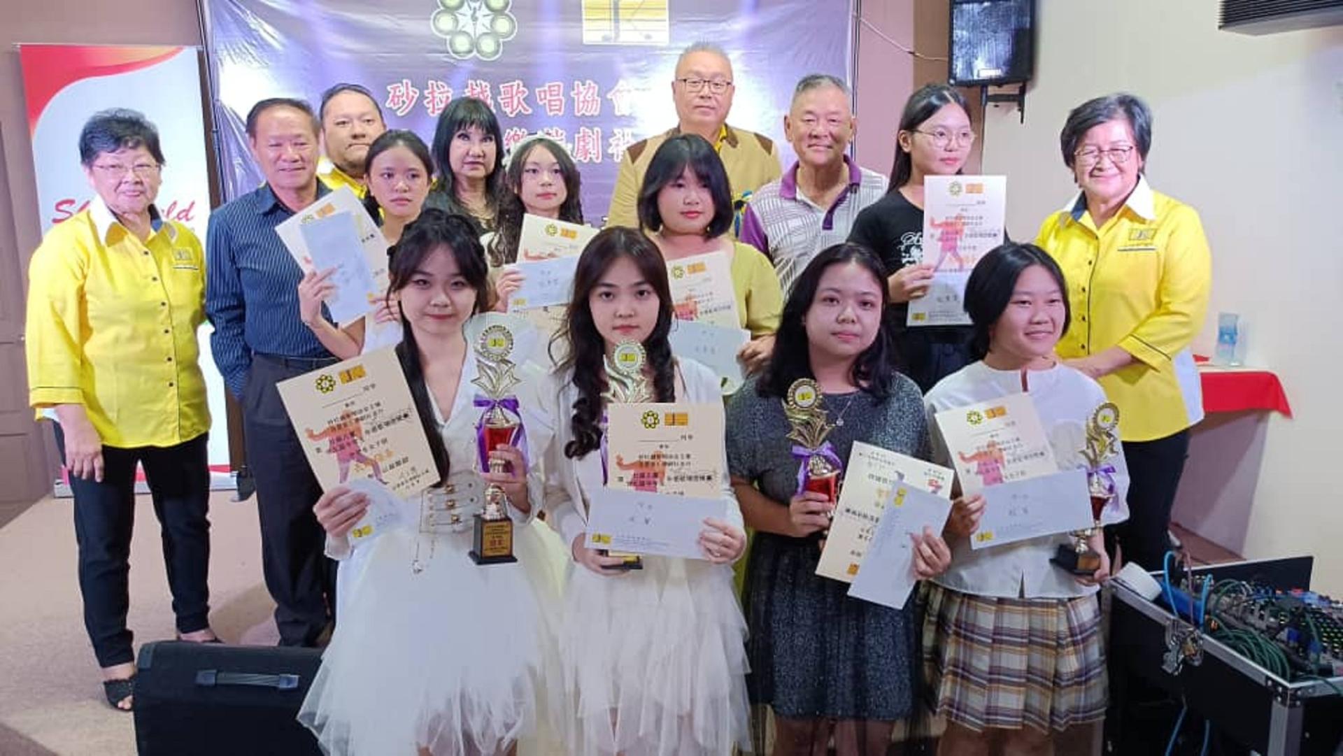 中学生女子组获奖者与音乐社理事及评审们合影。