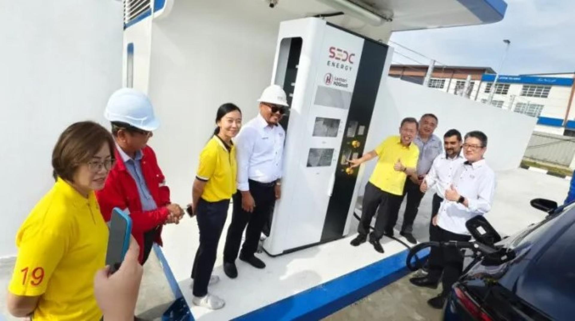 沈桂贤（右4）于2025年7月15日，在石角第二座PETROS多能源加油站测试绿色氢气加注装置，并竖起大拇指。