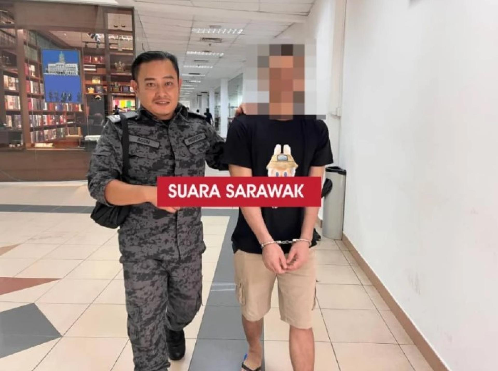 被告被押离高庭，送往法院临时扣留室。