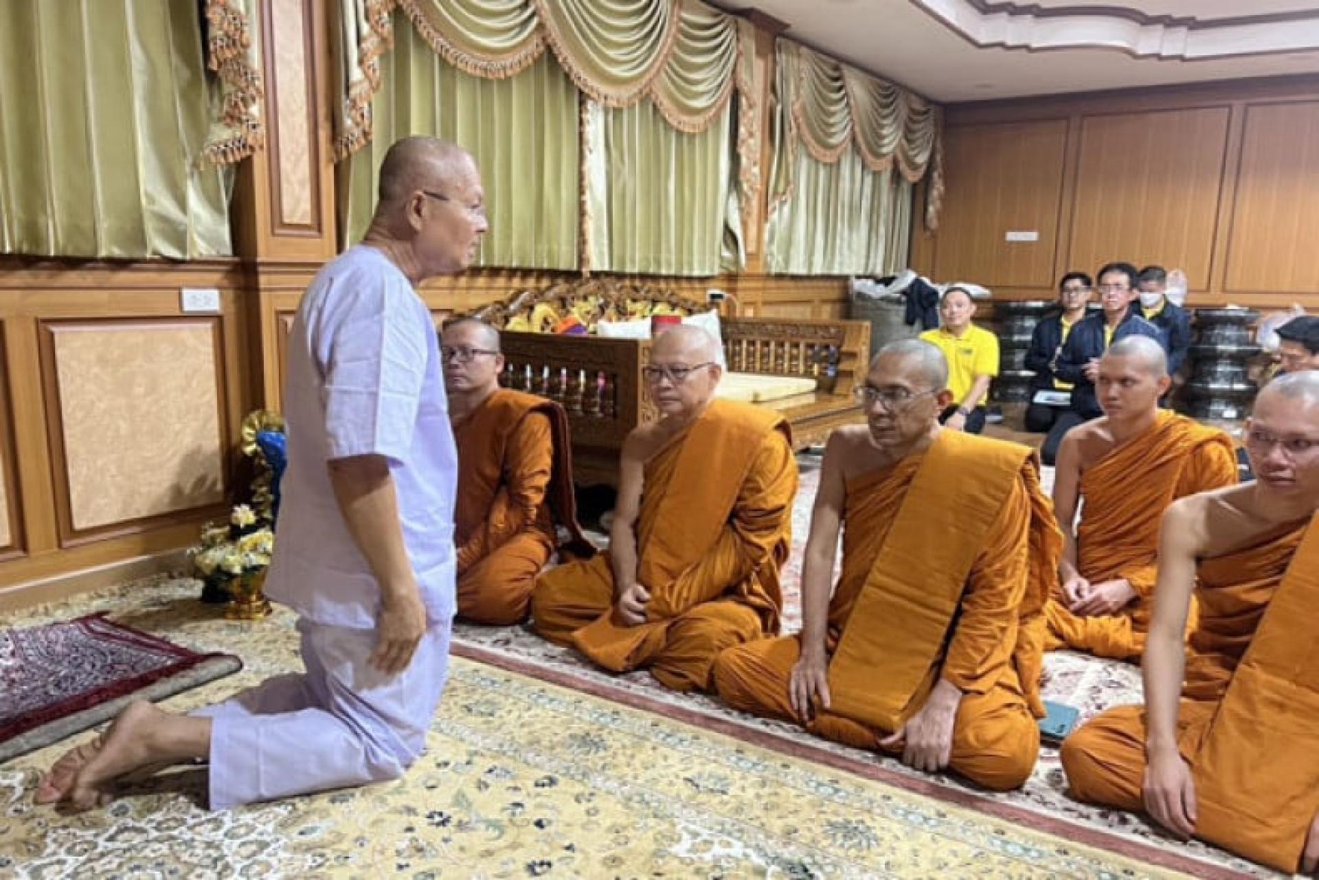 朱吉达玛兰寺（Wat Chujit Thammaram）的住持帕·贴帕查拉蓬（Phra Thepatcharaporn，左一），于周一宣布还俗，此前他被指涉及与绰号为“Golf”的女子有关的性与金钱丑闻。（照片：泰国警方中央调查局）