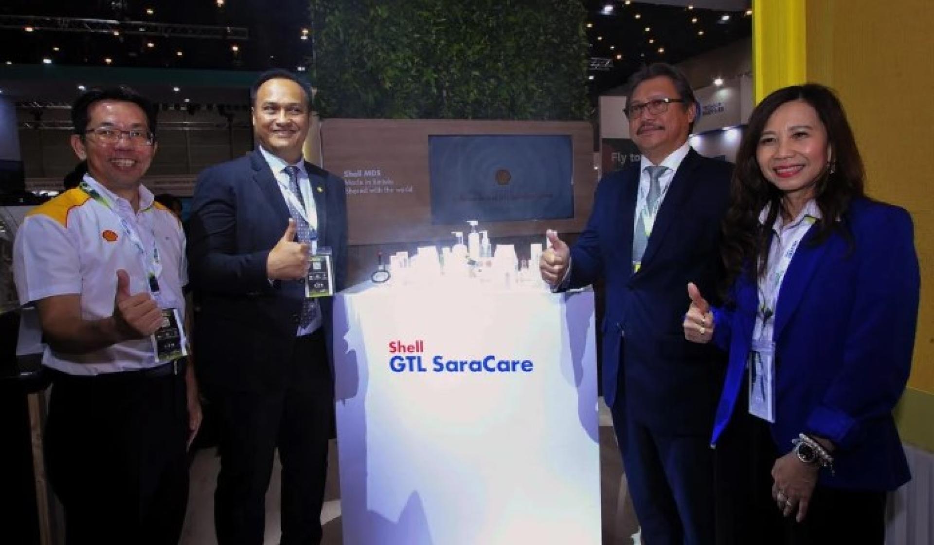 哈兹兰主持Shell GTL SaraCare高纯度顶级蜡产品发布仪式，右为苏蒂·胡拉伊拉。