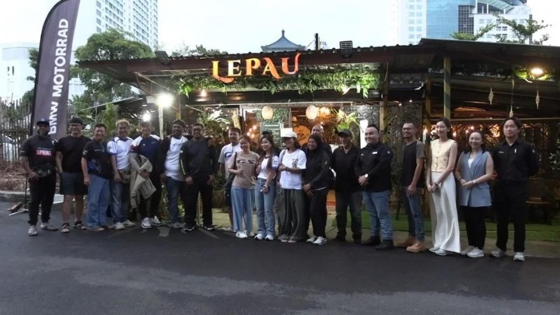 周二晚间，宝马摩托车马来西亚公司员工与骑行参与者在古晋Lepau餐厅合影留念。