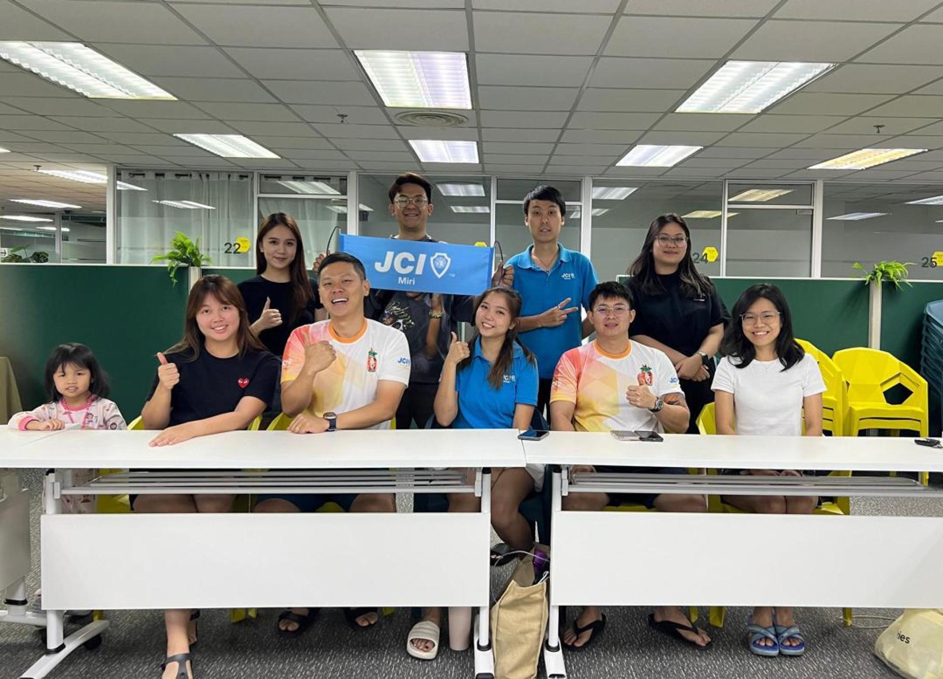 美里国际青年商会将于8月22日至24日在罗东MYY Mall举办“婆罗洲SDG 3.0健康嘉年华 2025”。图为筹备阵容成员合影。前排左3和4分别为杨俊能、黄舒霖。