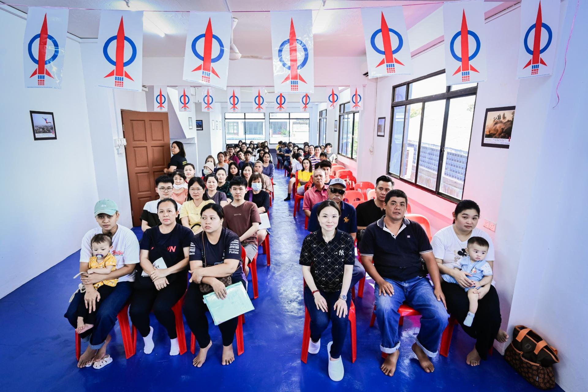 获得刘强燕分发援助金和小型发展金的受惠人士和社团公会代表合影。