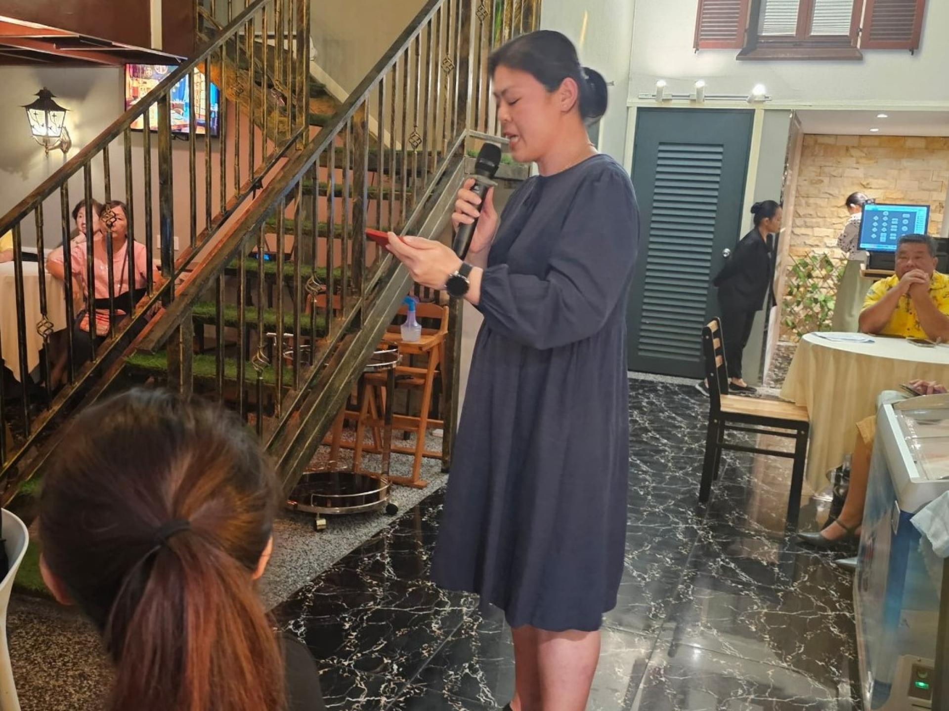 廉律中学校长江佩娟昨晚在屏南华侨中学暑期文化交流团自助晚宴上致词。