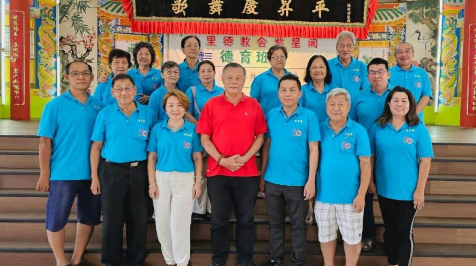 前排左起为总务何顺帝、秘书林贤德、财政兼筹备会主席吴嘒厤、紫星阁阁长许为隆、署理阁长吴训华、副阁长杨贤曾及筹备会成员合影。
