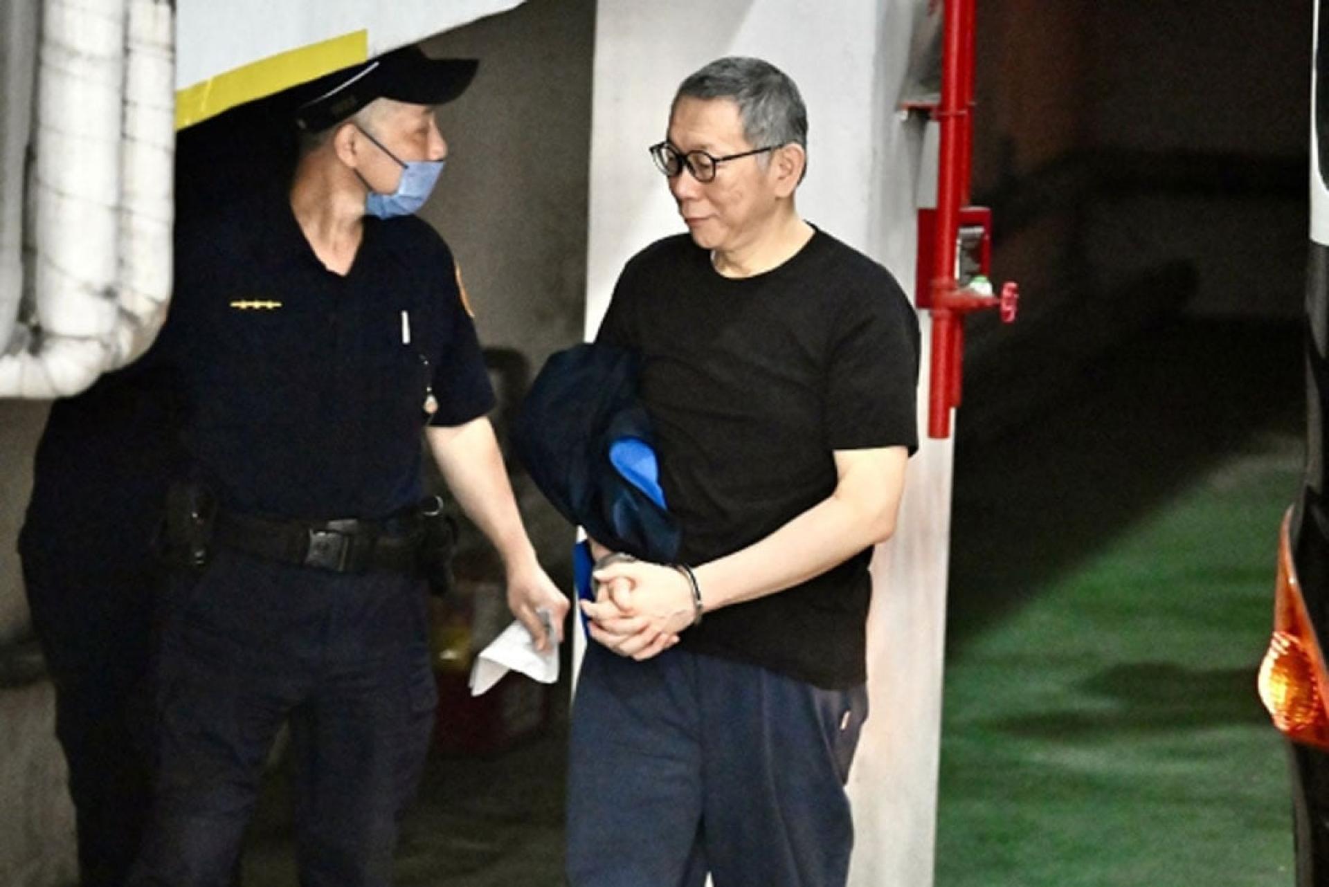 台北地院15日开庭审理京华城案，提讯民众党前主席柯文哲（右）。