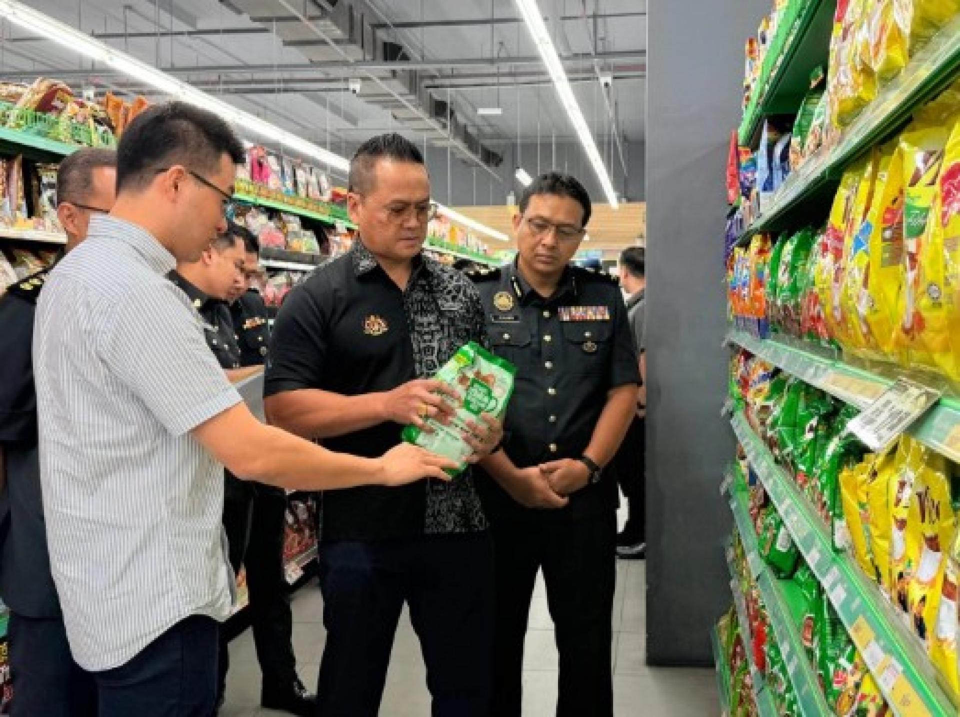 马修今日在古晋Farley超市巡视商品价格。