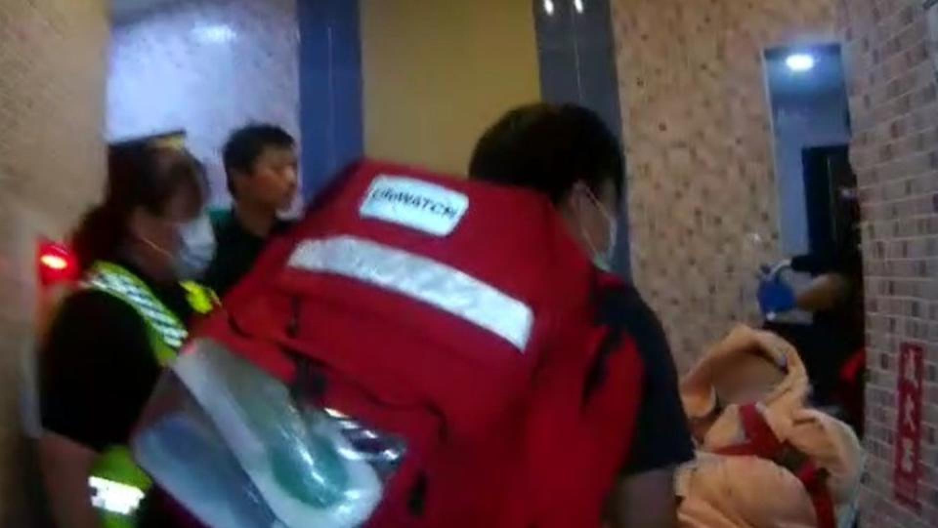 中风的独居男子被送往医院。（台中警方提供照片。）