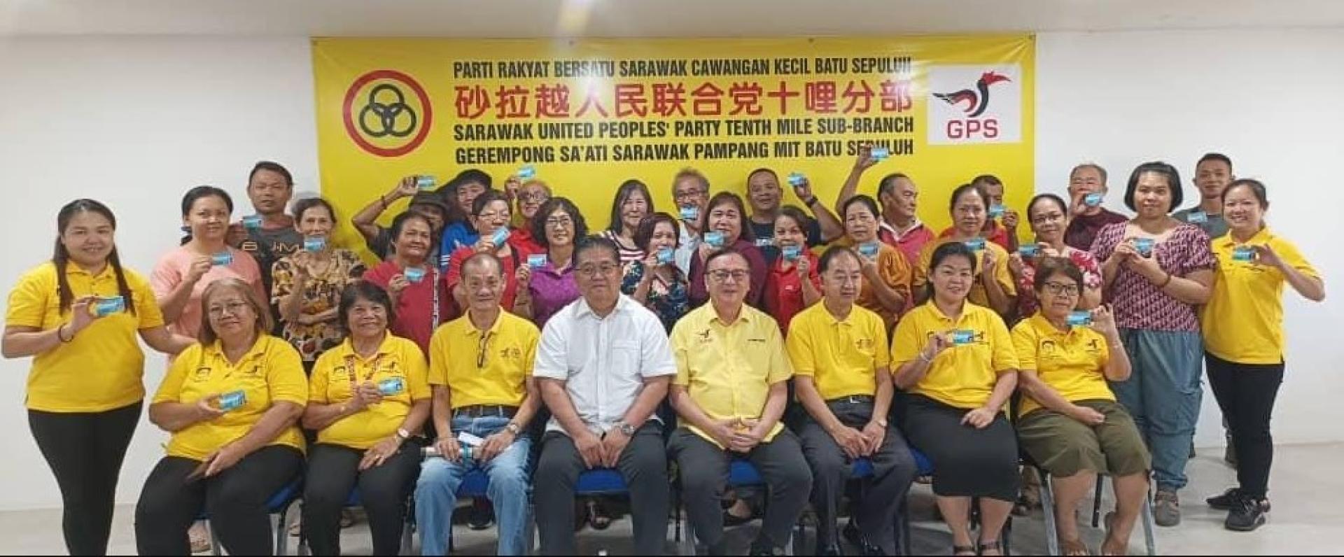 罗克强（右4）与人联党领袖及逾50名新党员在颁发入党卡仪式后合影留念。
