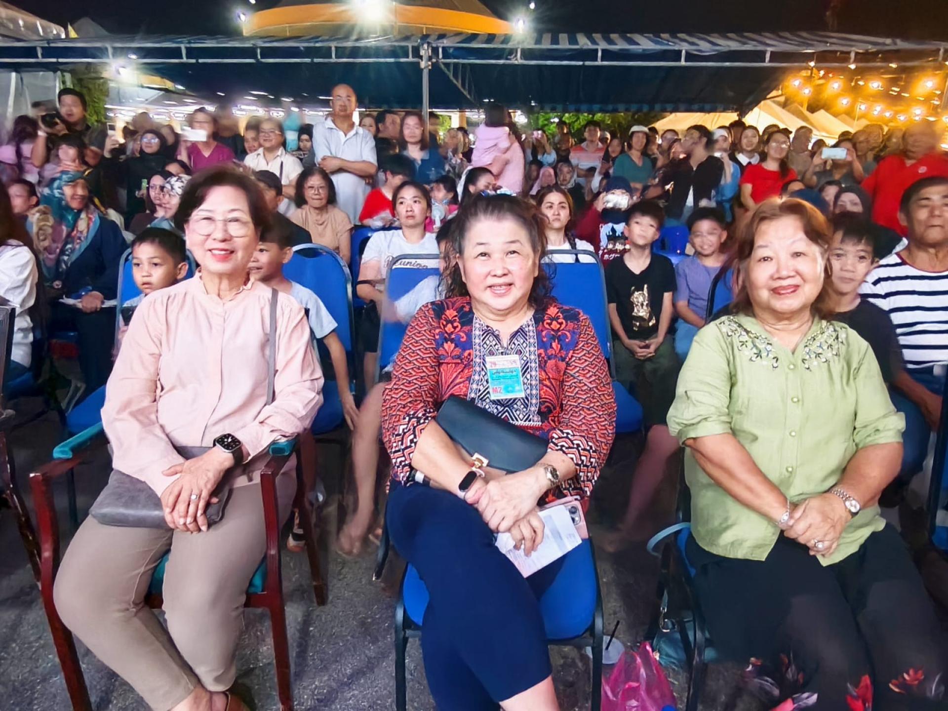 左起，马来奕县中华总商会会长卢顺年夫人，马诗元极学健身会会长沈秋香及大会筹委会会长主席孔繁慈夫人摄于晚会上。