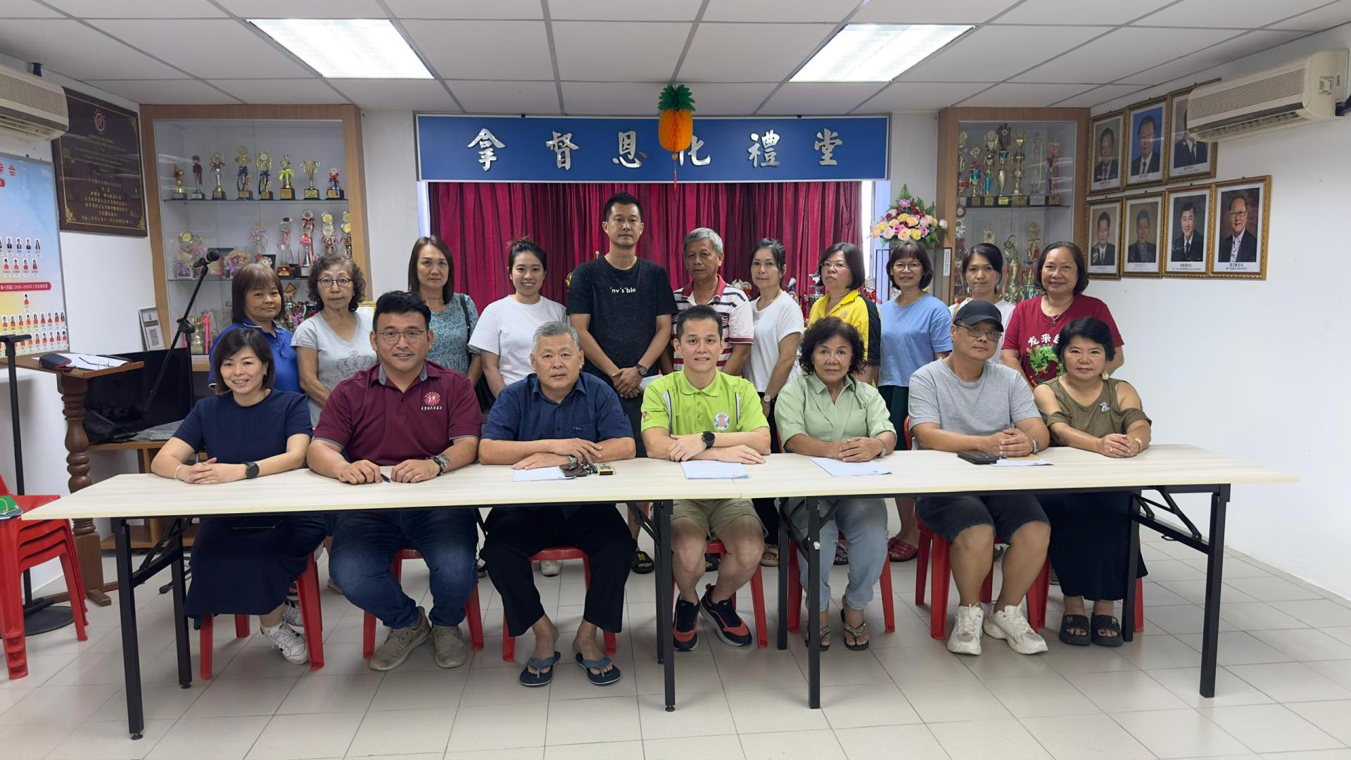 美里陈氏宗亲会创会30周年庆典筹备会成员合影。左3起为会长陈绍和、筹委会主席陈德毅及副会长甲必丹陈彩萍。