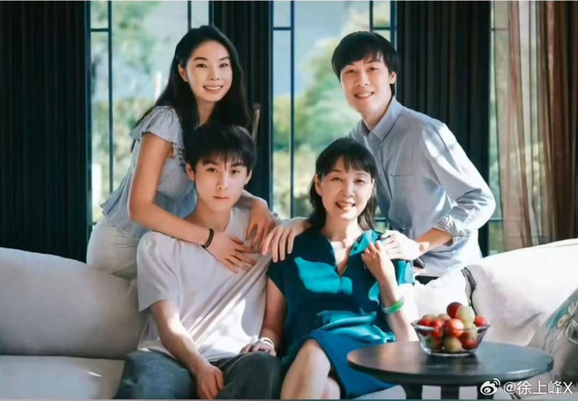 杜建英（前右）与3子女合照，大子宗继昌（后右）、二女宗婕莉（后左）、三子宗继盛（前左）。