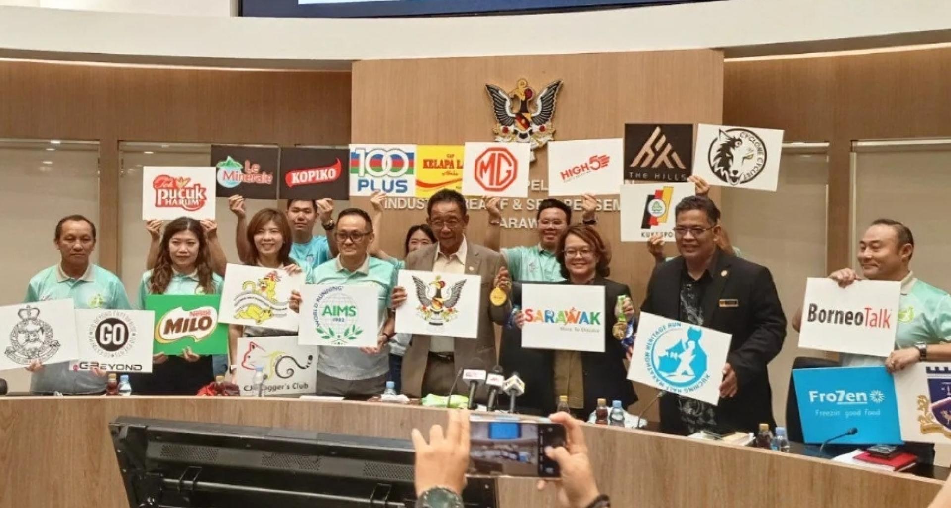 拿督斯里阿都卡林（中）与众联办单位及赞助商在发布会后合影。