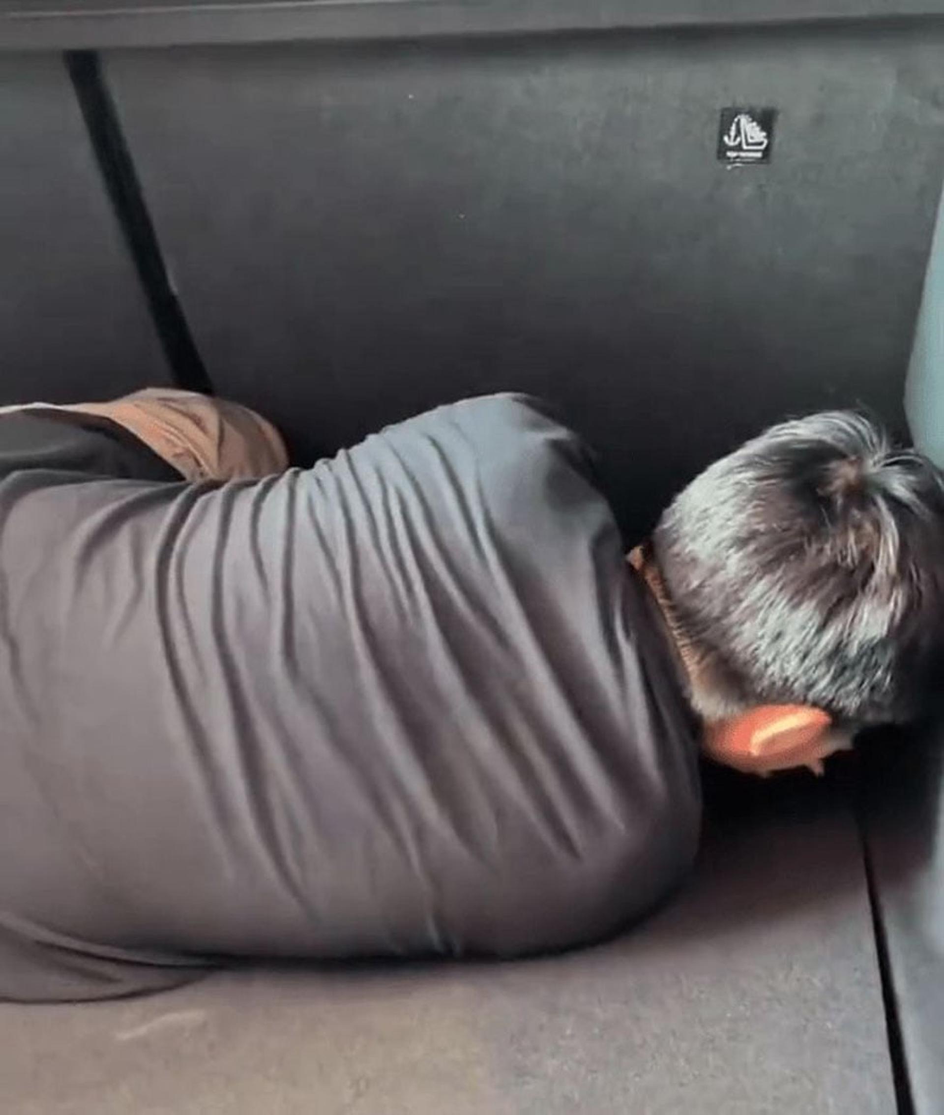亲母拍片要男童“重演”当时的情况。