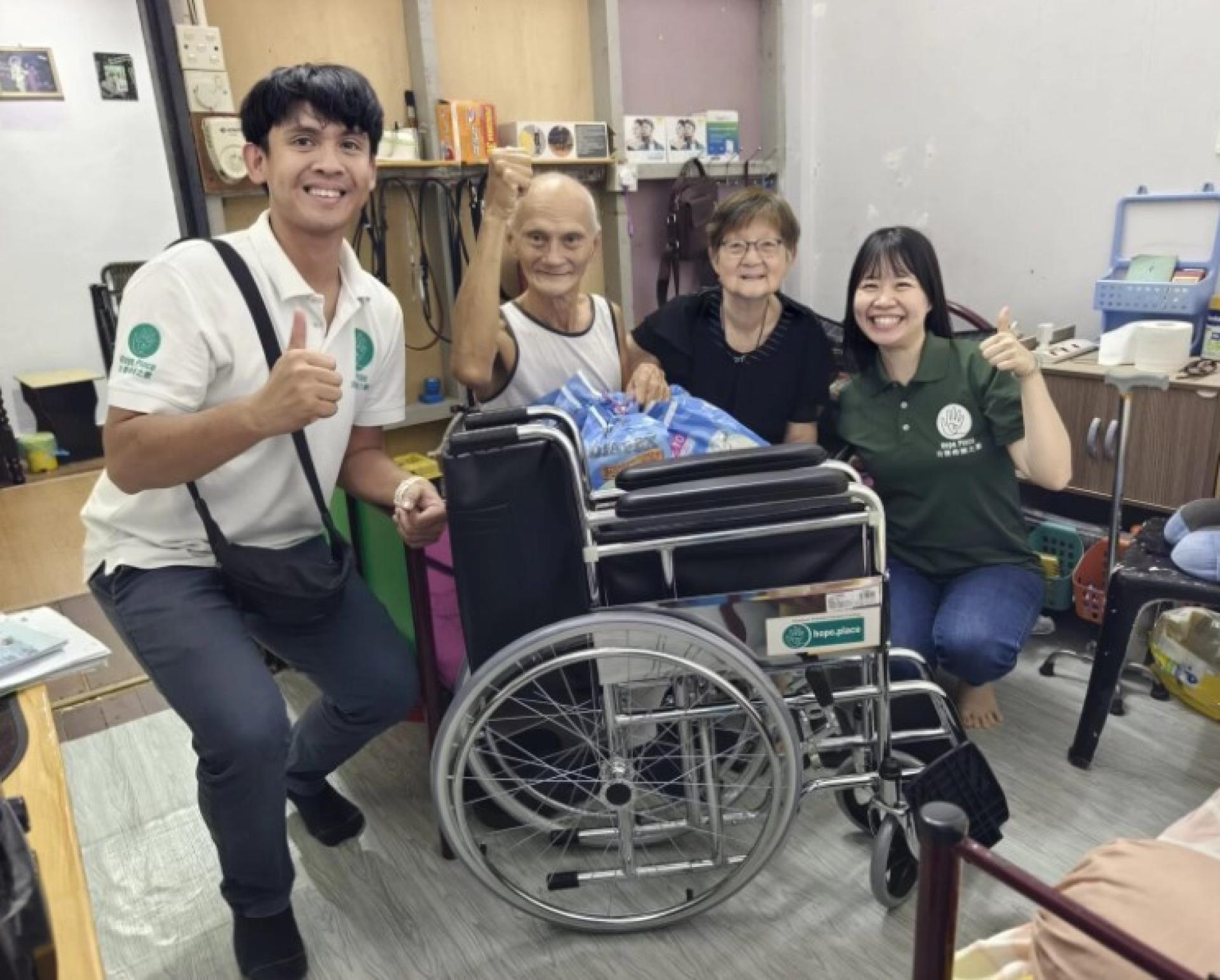“希望之家”的Griffin Deng与Yong Tiong Yieng将轮椅交予Sim Wei Sin与Lau Ju Ngo。
