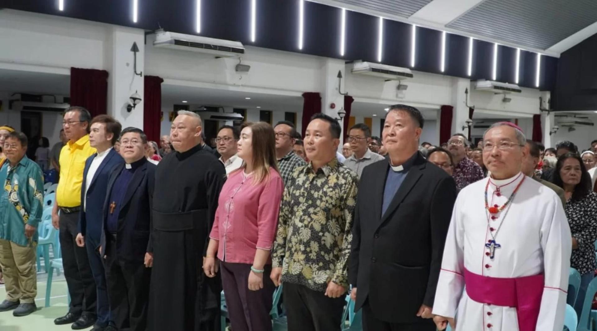 叶耀星（左1）、威利莫因（左6）与其他嘉宾出席祈祷礼。