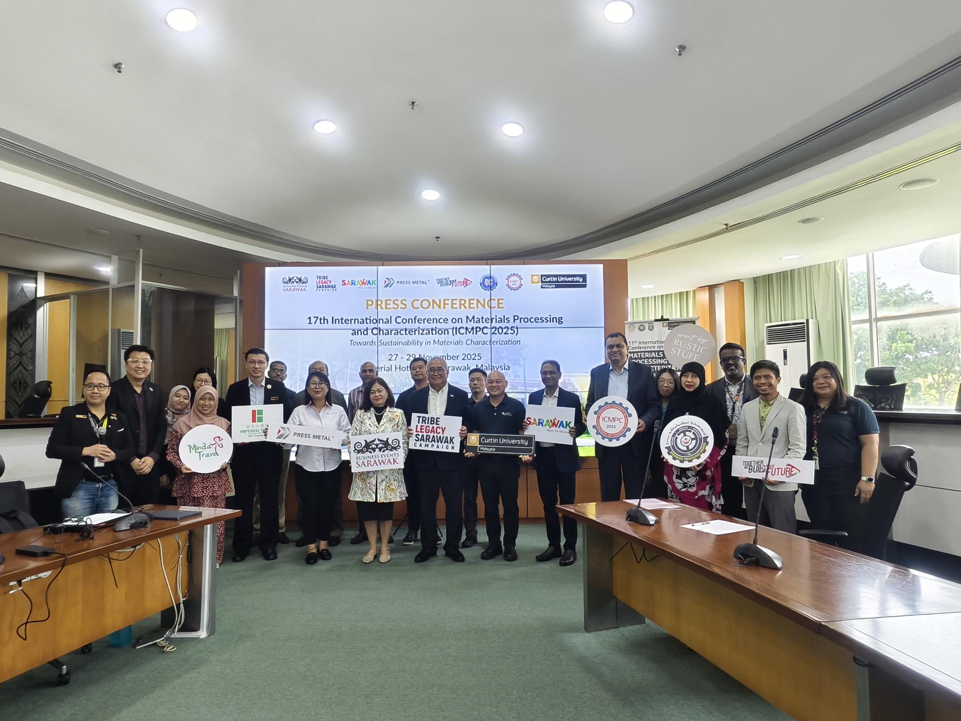 由科廷大学主办的第17届“材料物理与复合材料国际研讨会”（ICMPC 2025）将于11月27日至29  日在美里举行，主办单位今日召开新闻发布会合影。