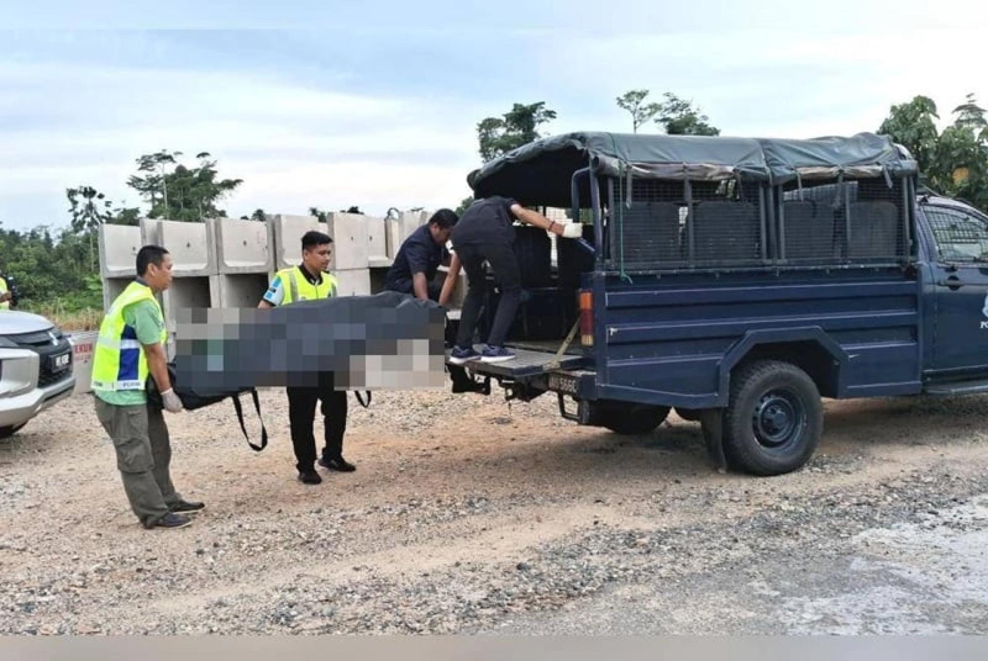 警方将死者遗体抬上车，以送往医院太平间解剖。