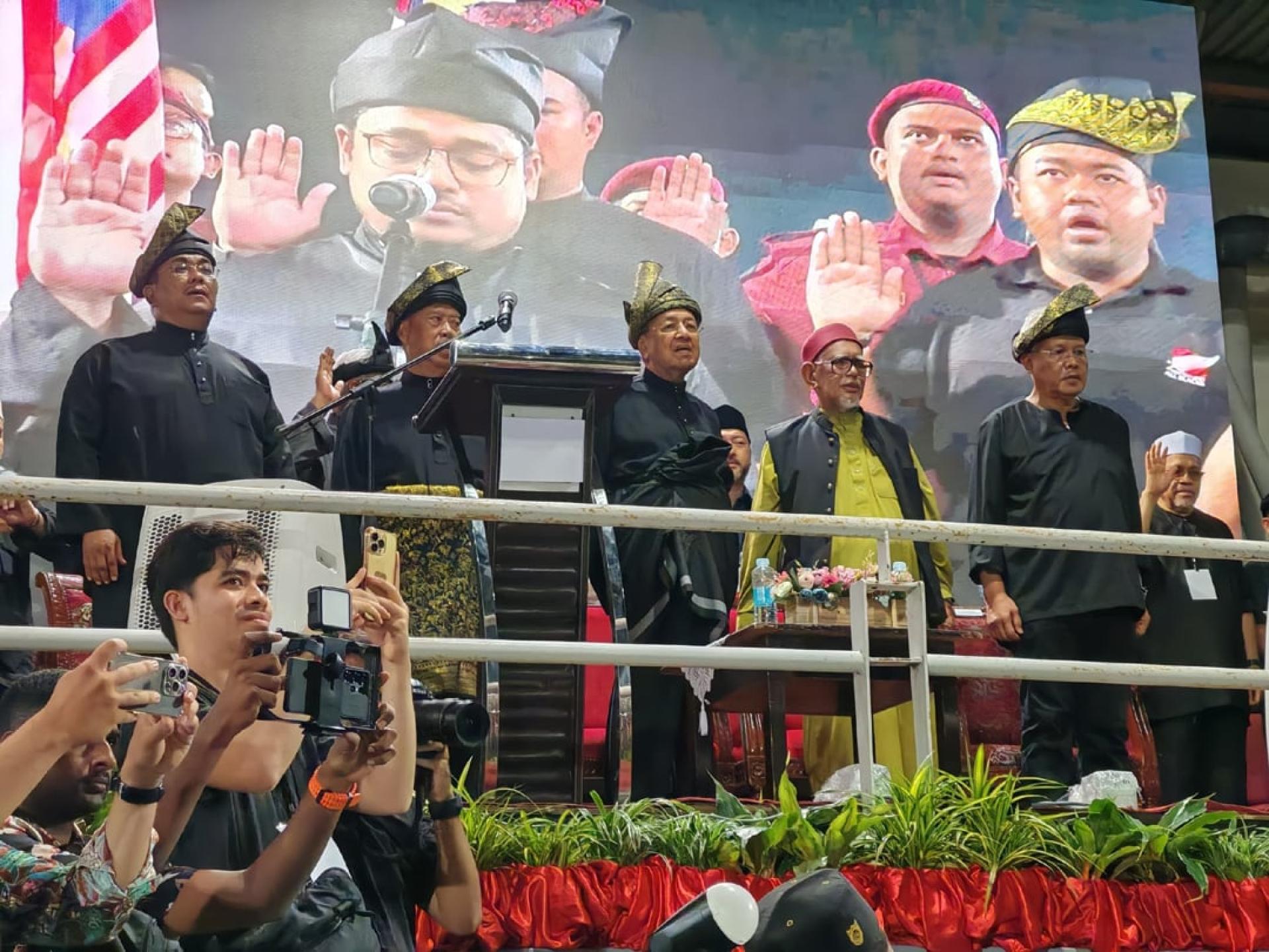 重量级政治领袖齐聚在大集会，左起吉打州务大臣拿督斯里莫哈末沙努西、国盟兼土团党主席丹斯里慕尤丁、马哈迪、伊党主席丹斯里哈迪阿旺及国盟署理主席拿督斯里韩查再努丁。