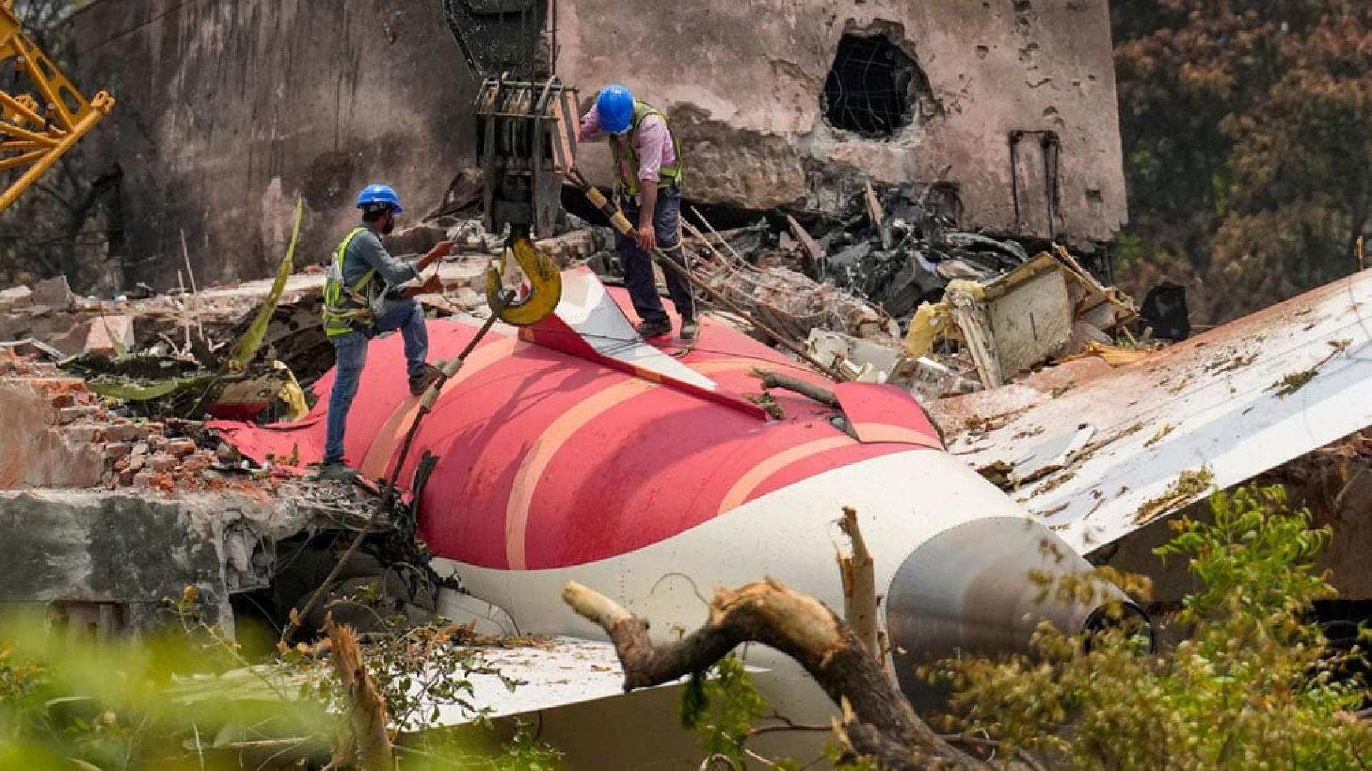 6月12日，印度航空公司一架波音787-8型客机在艾哈迈达巴德机场起飞后不久坠毁。
