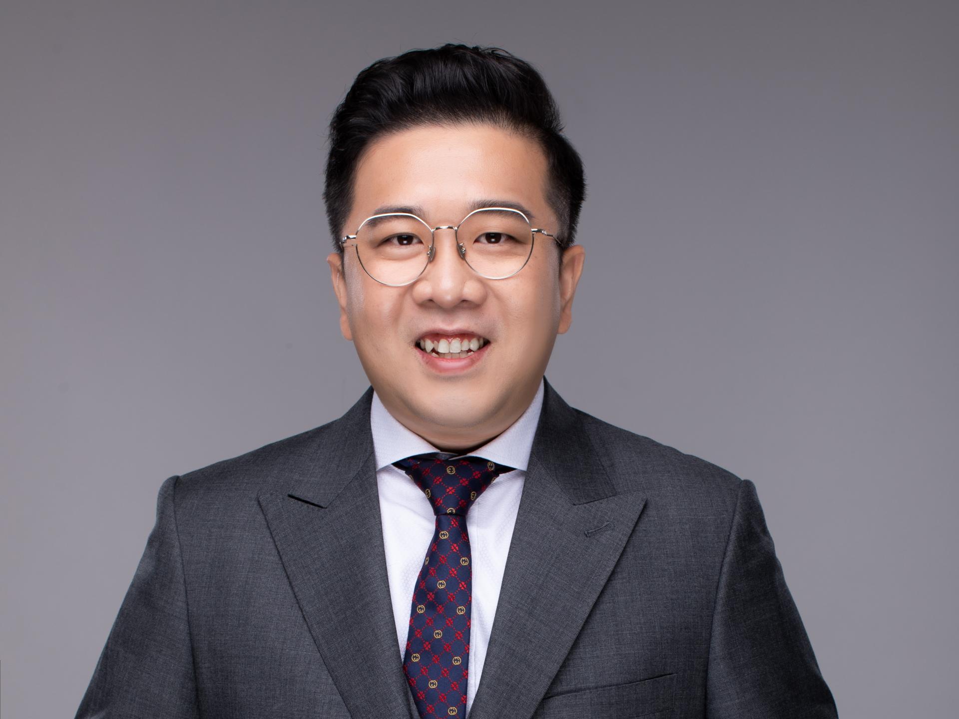 罗名耀博士。