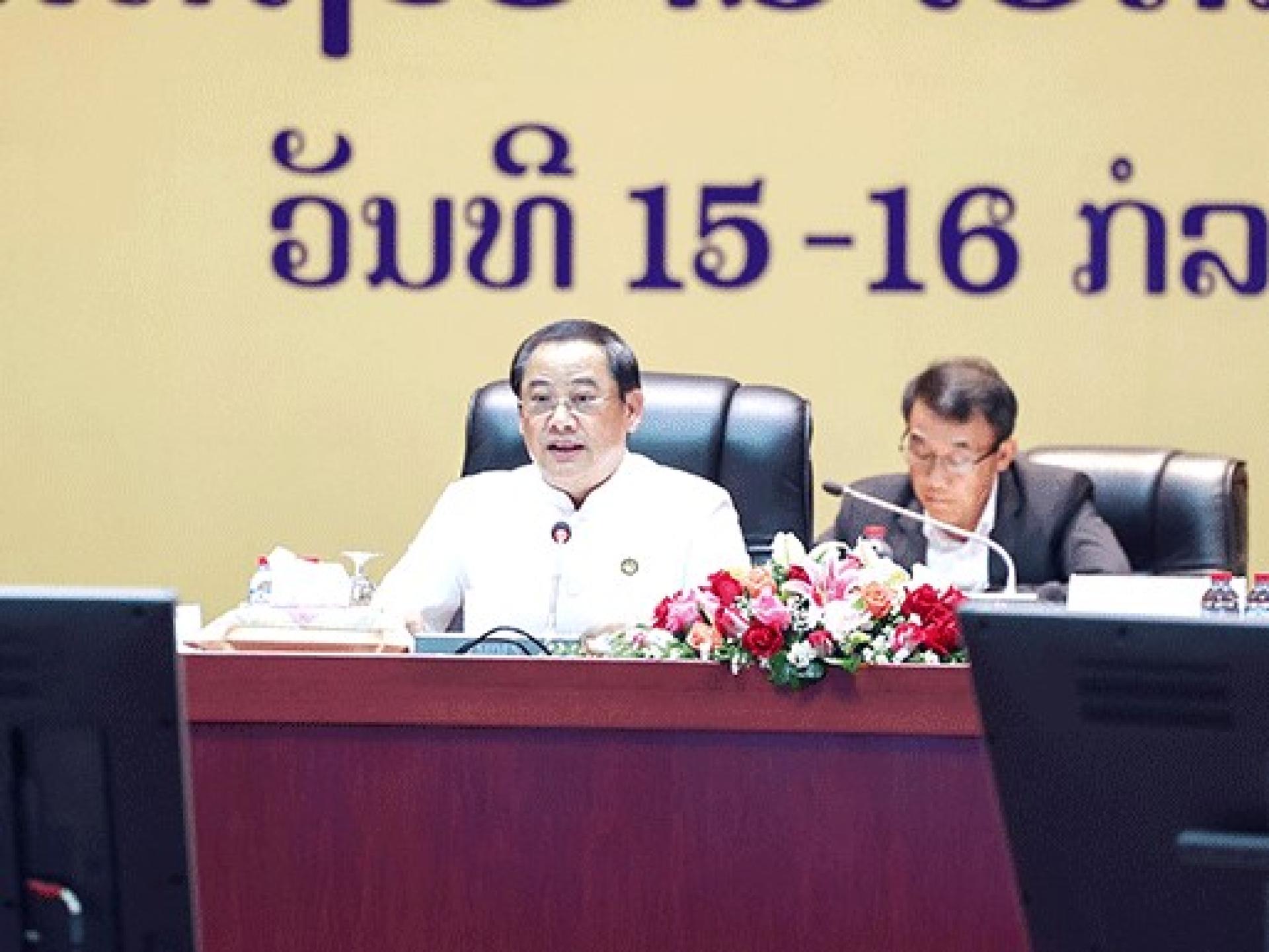 老挝首相宋赛西潘敦周三在万象主持召开内阁特别会议，重点讨论应对货币贬值与债务重组方案。
