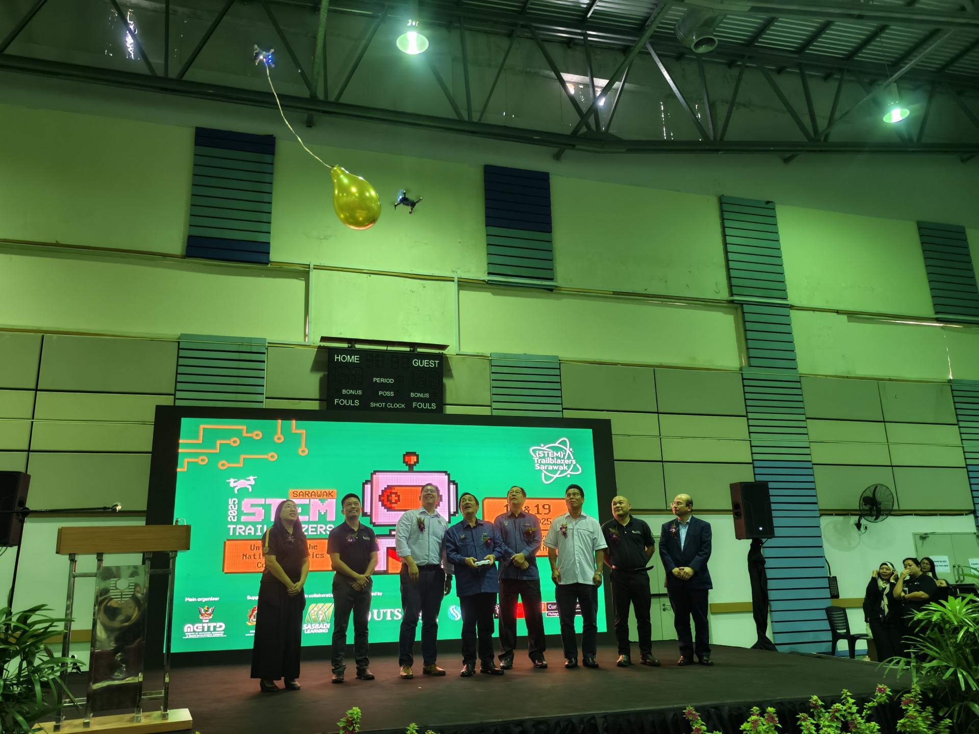 砂拉越教育、创新与人才发展部长拿督斯里罗伦沙嘉（左4）为STEM 开拓者2025和国家机器人  挑战赛主持开幕仪式。