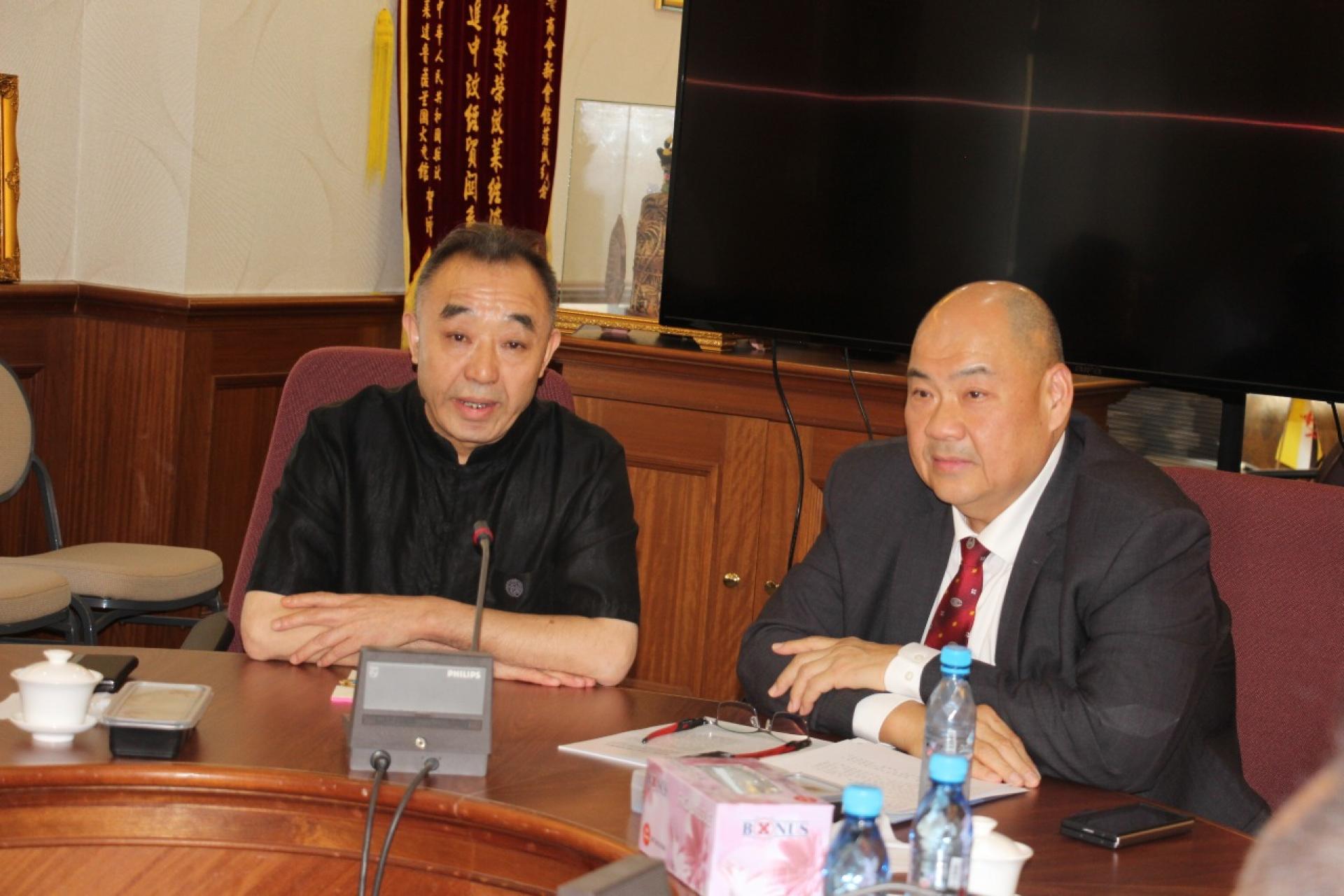 中国北京蓝十红医学研究院院长井奇发表谈话。右为斯市中华总商会会长林汉璋。