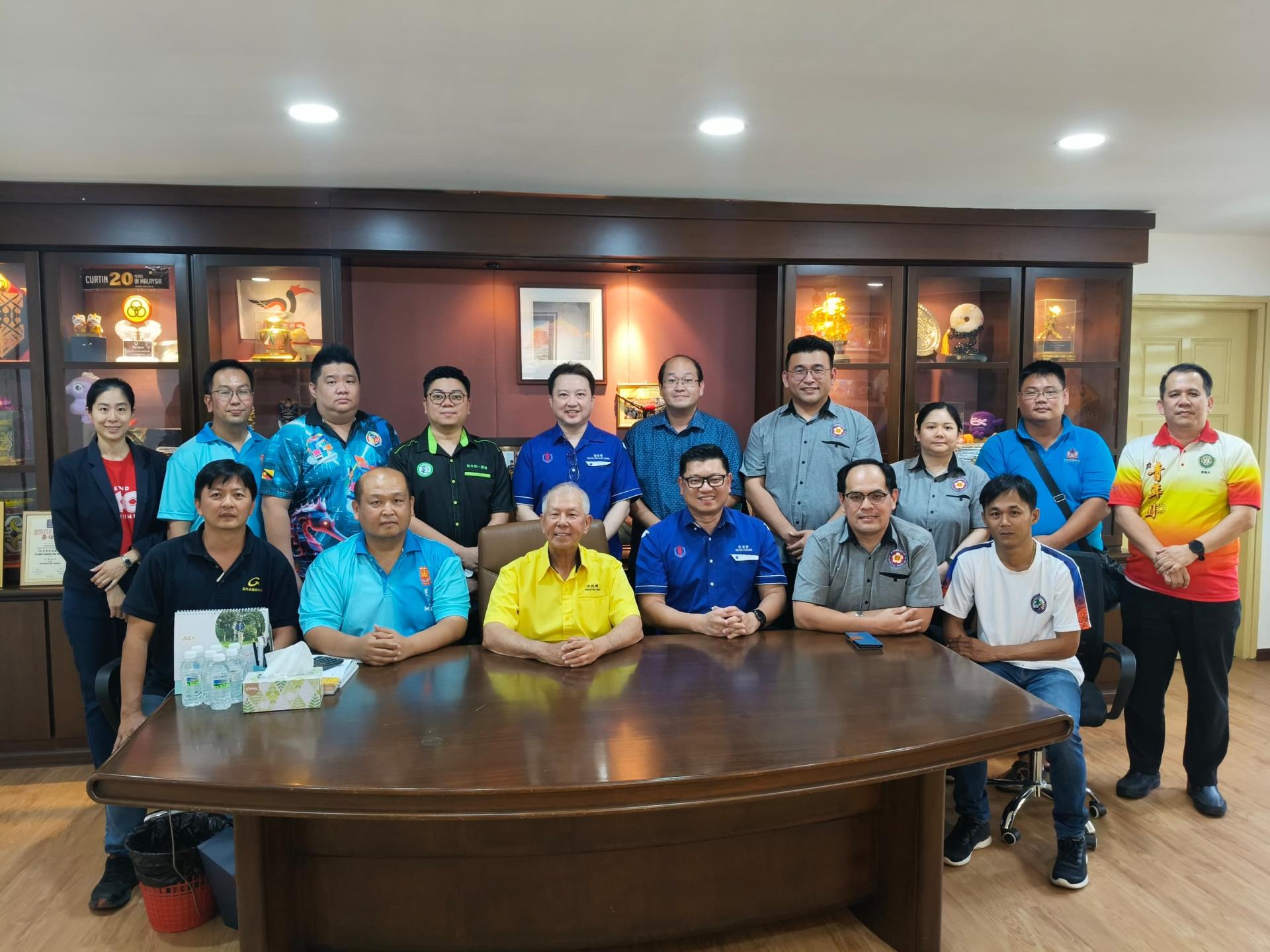 砂旅游部副部长拿督陈超耀（坐者左3）与青年团代表交流后合影留念。