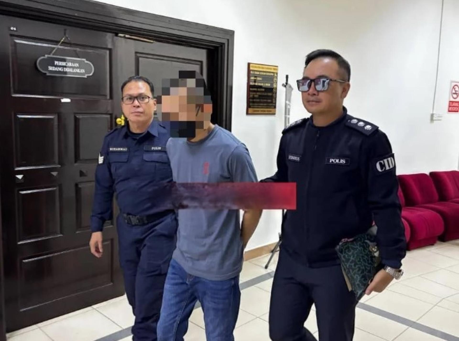 被告在警方押解下离开高等法庭。