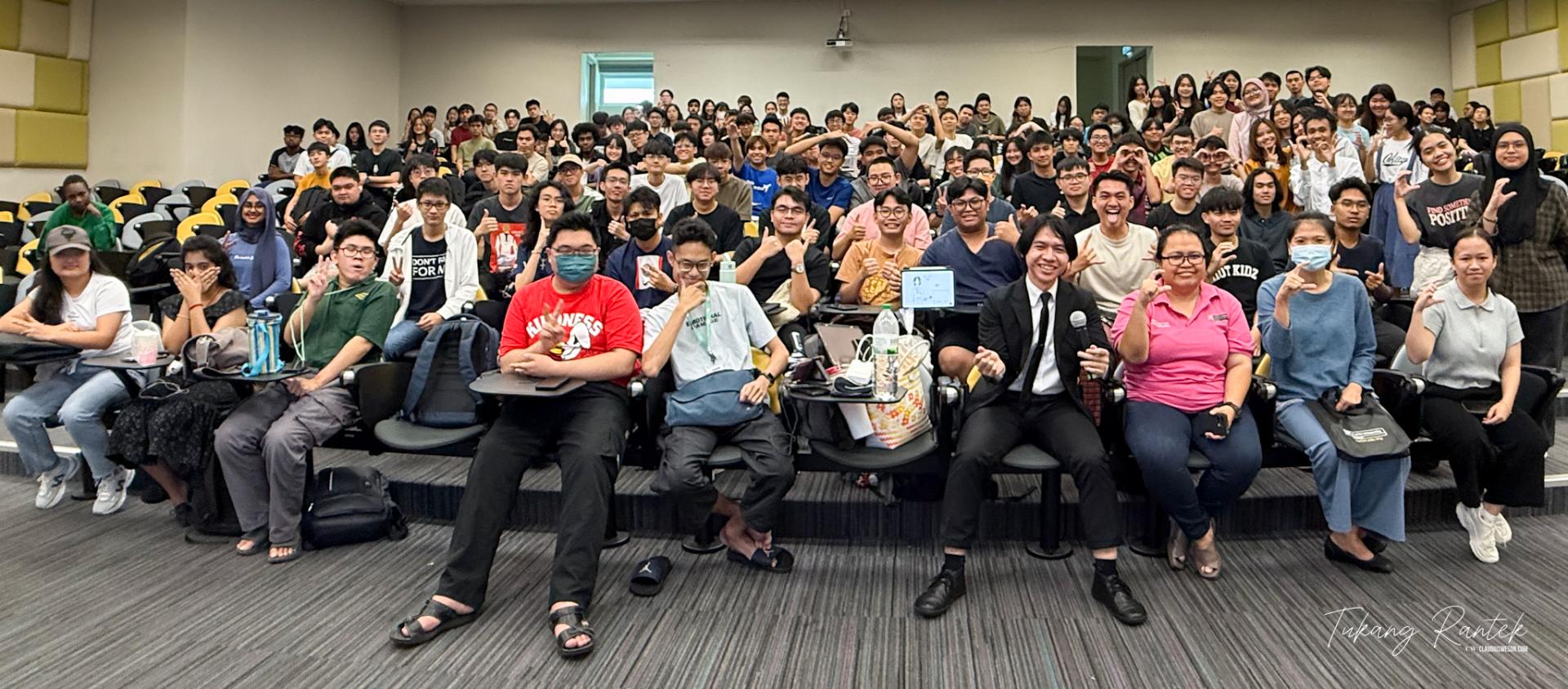 图为化学基础课程学生与导师团队合影。前排就坐的克劳迪斯韦森（右四）与许巧玲博士（右二）。