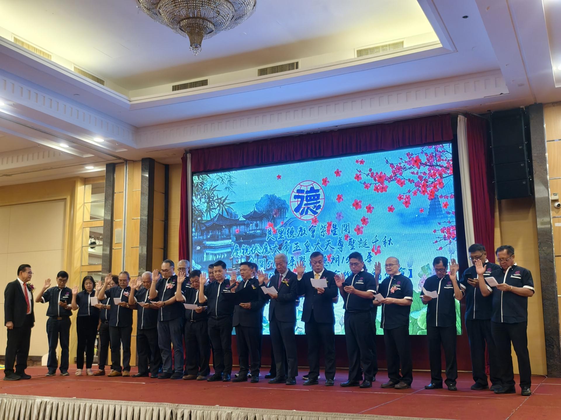 砂拉越德教联合会第3届（2025至2028年度）理事宣誓就职典礼。左为主宾砂交通部长兼史纳汀  州议员拿督斯里李景胜监誓。