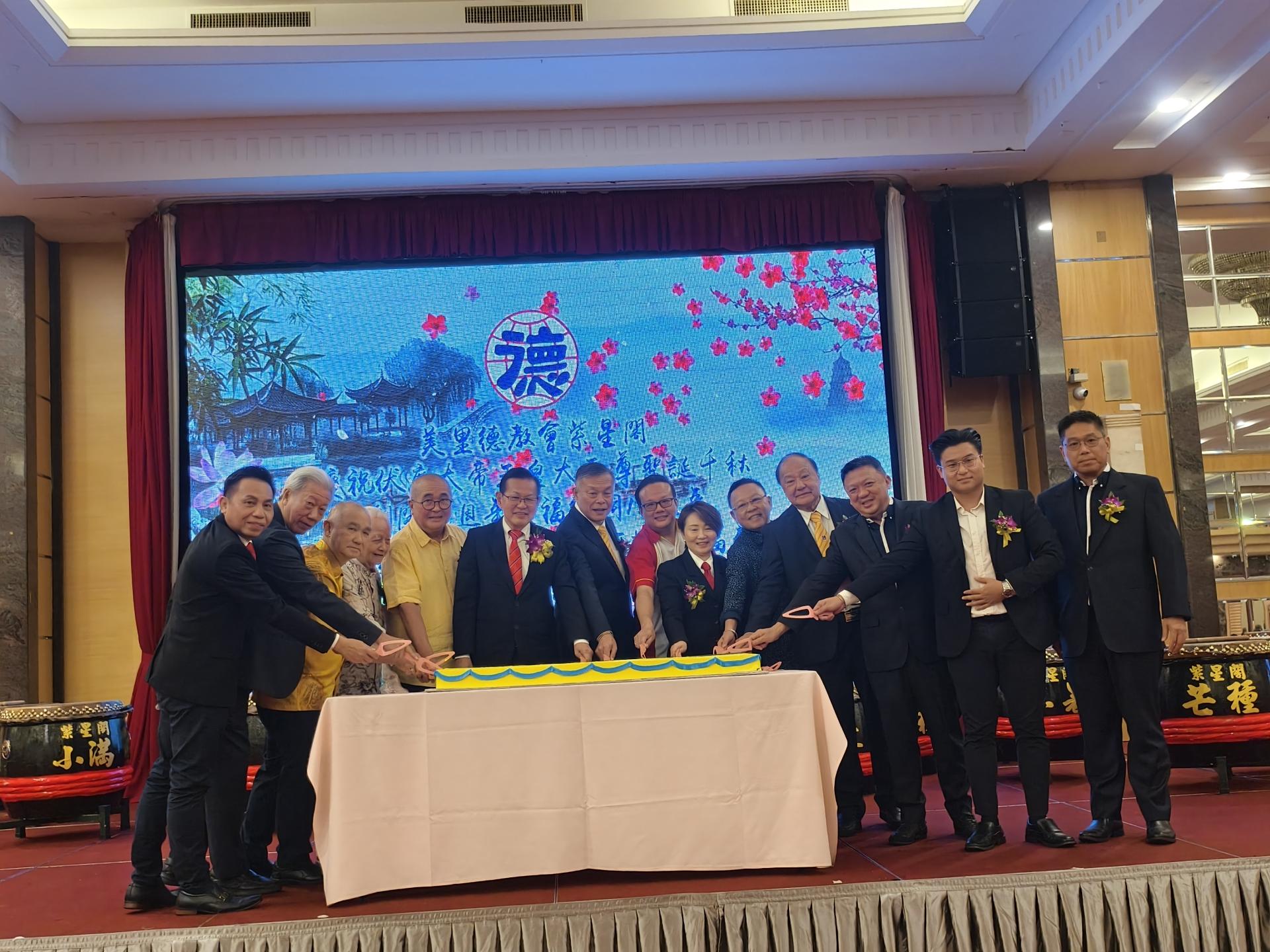 美里德教会紫星阁“五福盛会”联欢晚宴，全体主宾席贵宾合切51周年生日蛋糕。左起为紫星阁署理阁长吴训华、贝清湛、刘小源、蔡高船、俞小珊市长、主宾拿督斯里李景胜、紫星阁阁长许为隆、筹备会主席吴彗厤（右6）；右起为蔡岷谷、邹梓建、郭翼昇，以及戴荣强等。
