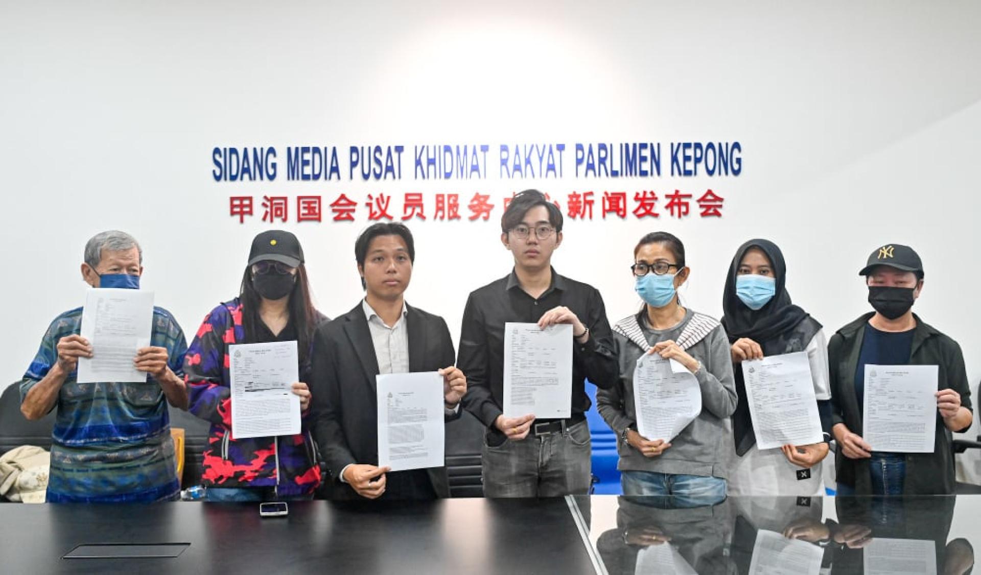 张姓女事主（左2起）、事主或事主代表等人出示报案纸，左3起吴佳豫和谢志威。