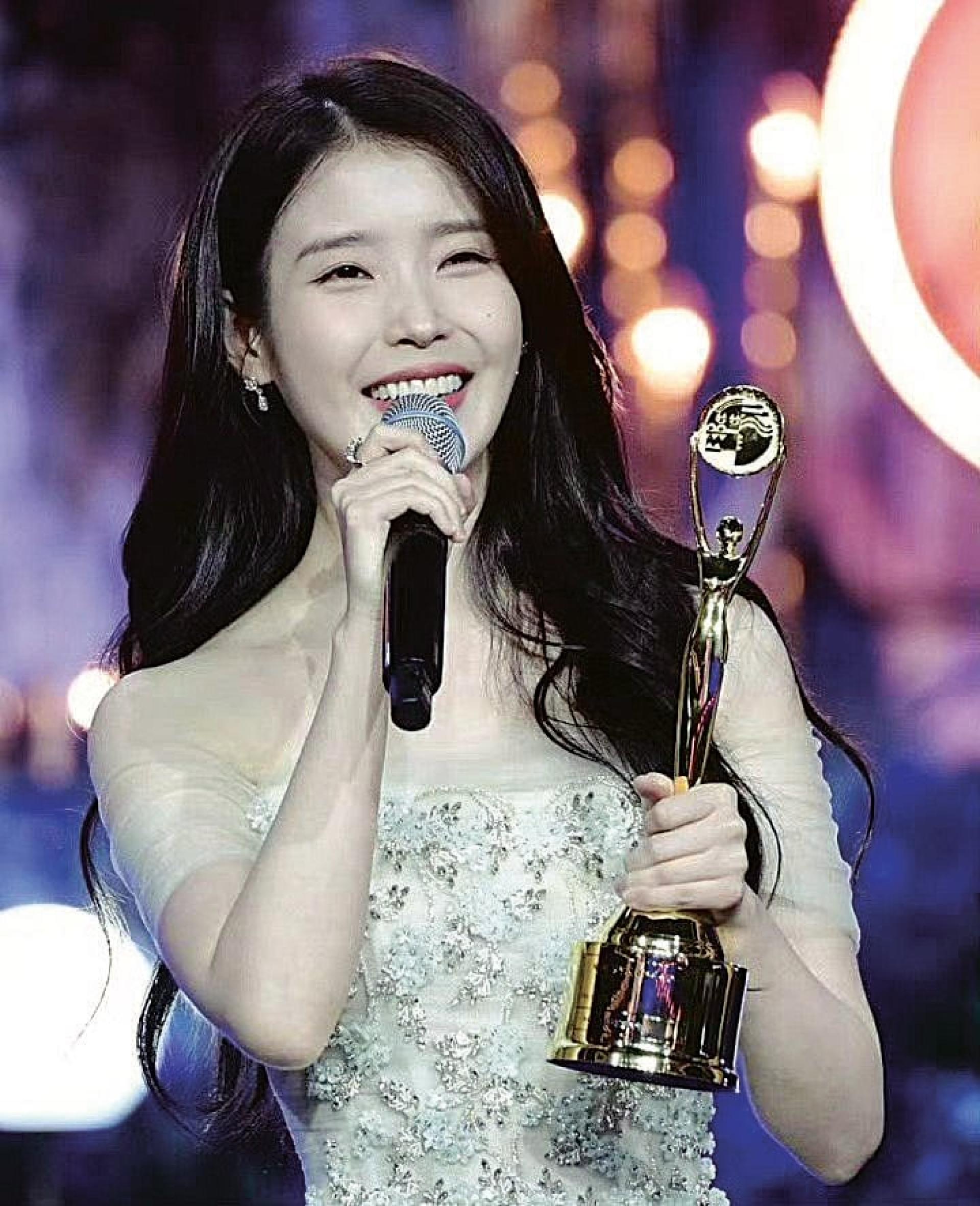 IU终于抱走最佳女主角。