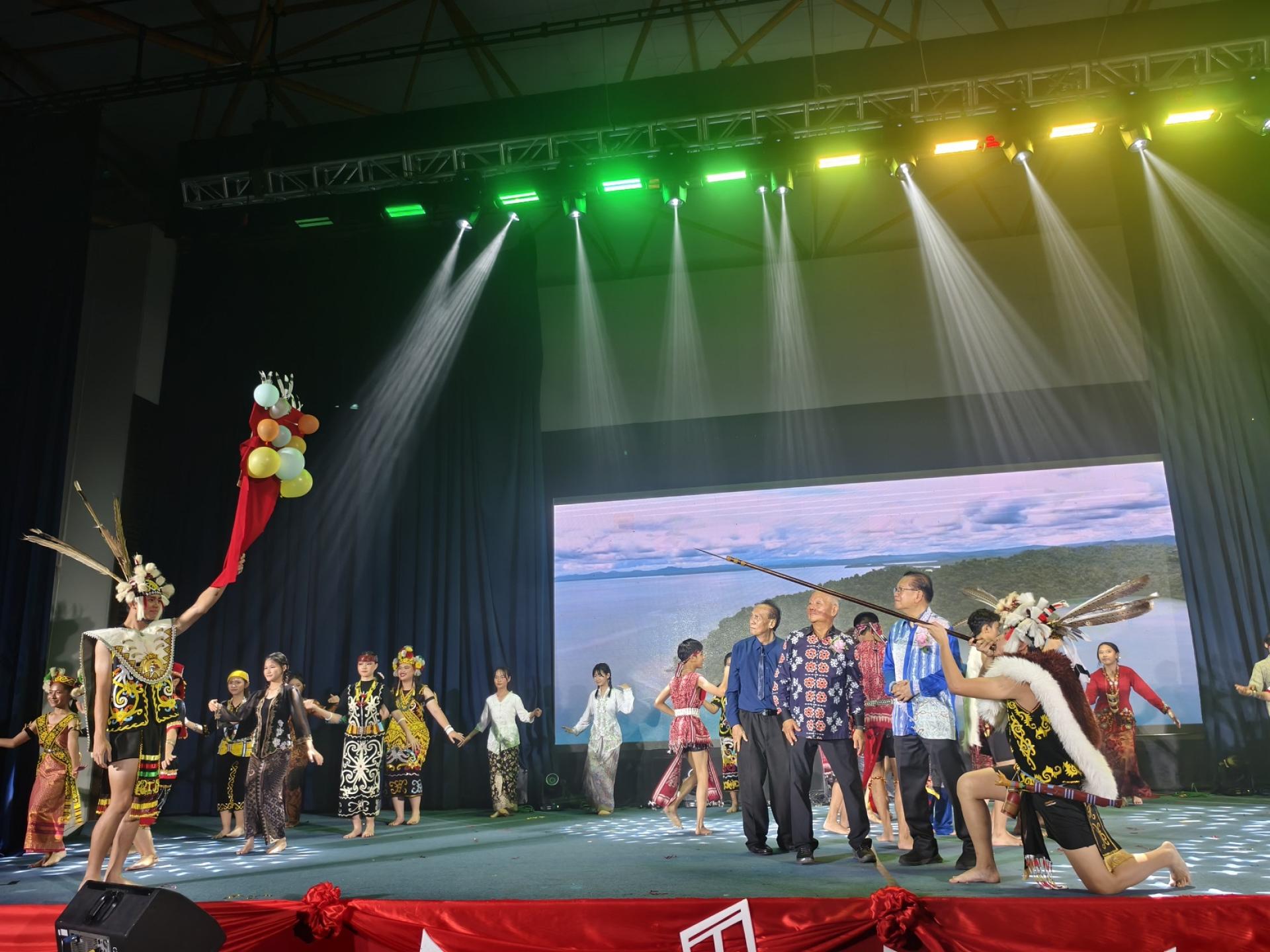 《婆罗洲之魂》舞蹈表演之砂原住民文化演出。右2起为  主宾拿督斯里李景胜、廉律中学董事长拿督斯里刘久健及副首席执行员  刘世聪。