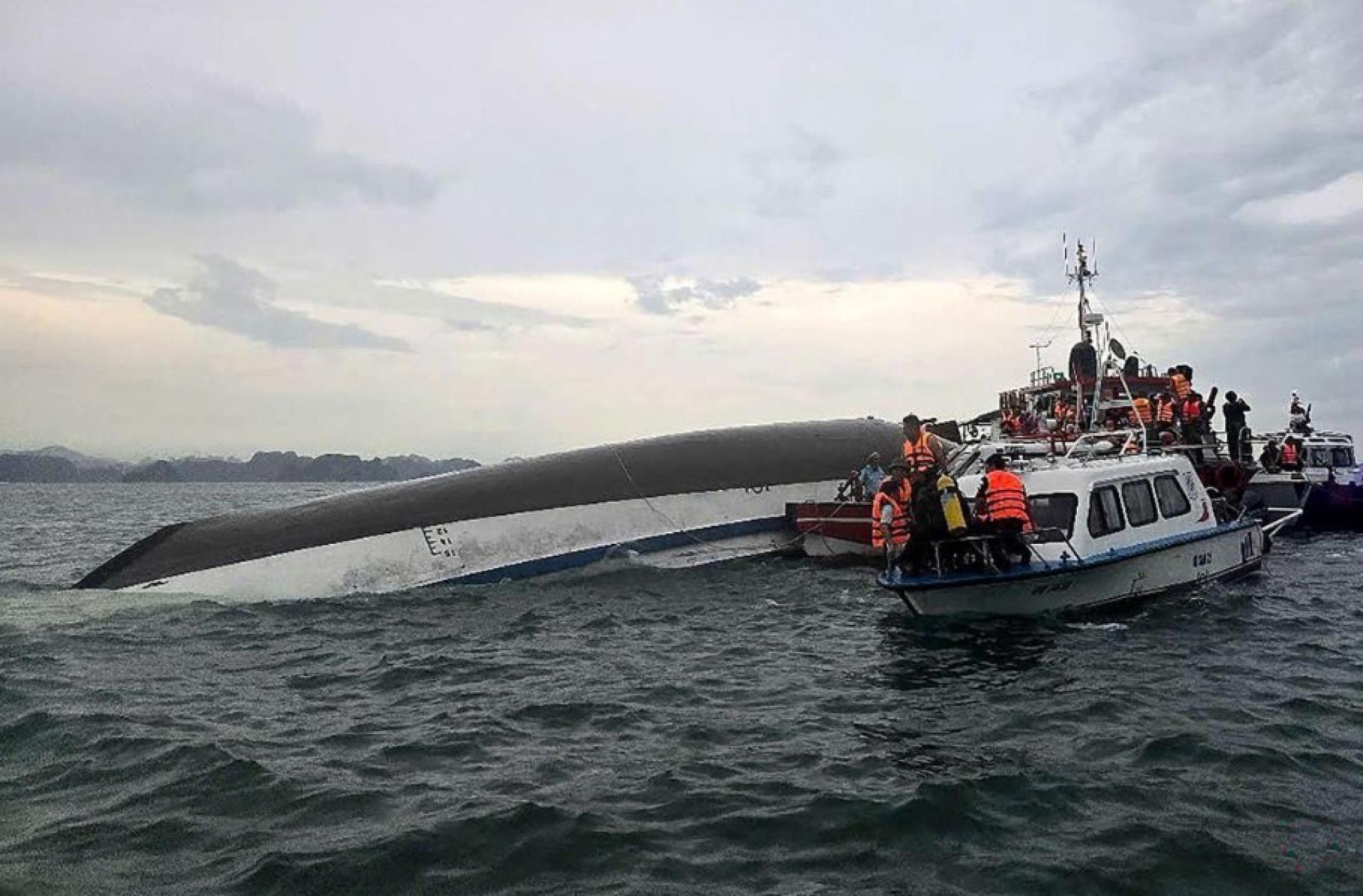 台风“韦帕”于7月19日移入南中国海不久后，越南北部的下龙湾便刮起强风、出现巨浪，导致一艘载着48名游客和五名船员的游船倾覆。当局随即派出救援队前去搜救。