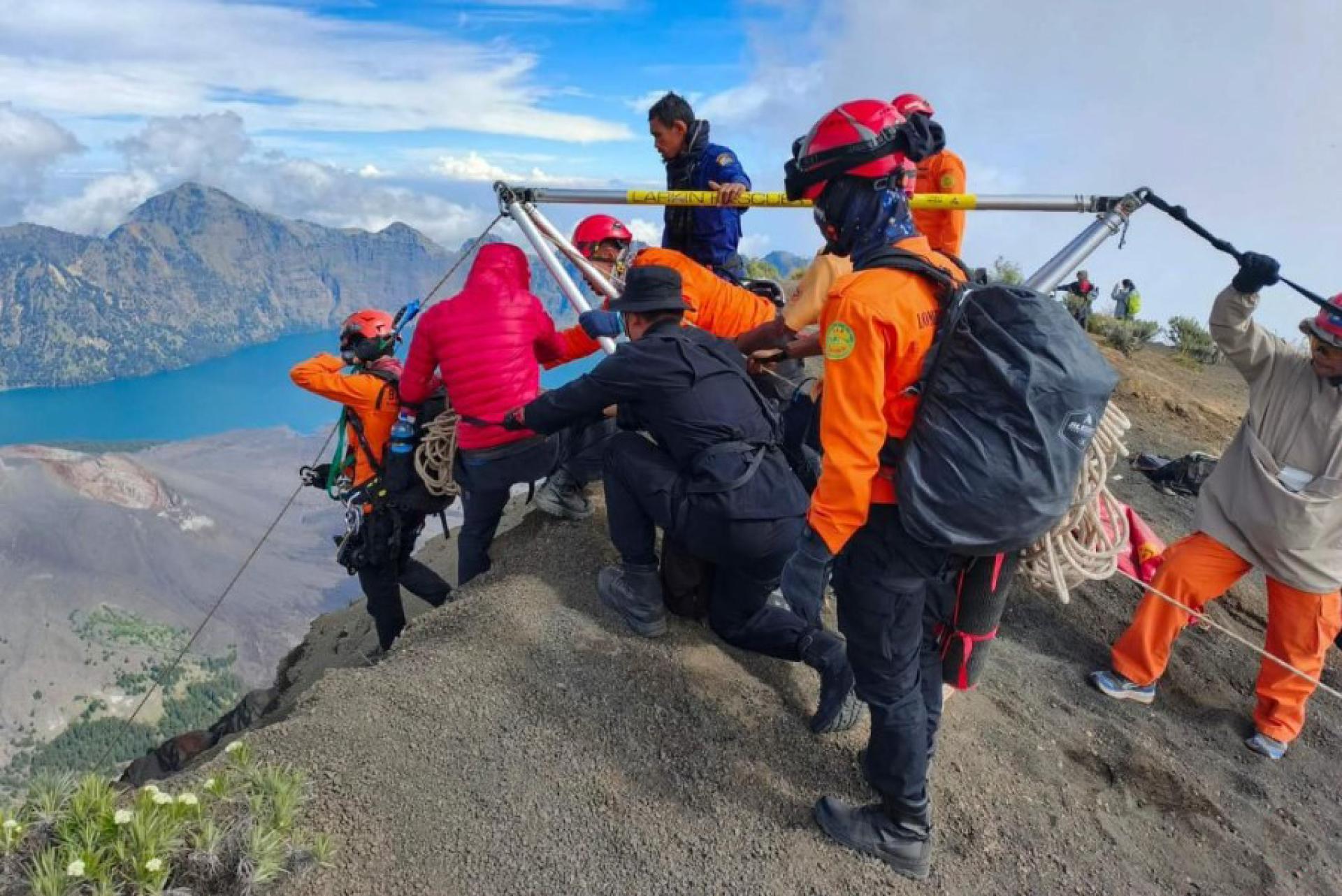 一名巴西游客今年6月不慎在林贾尼山坠崖。受天气影响，印尼搜救人员直到事发三天后才找到她的尸体。图为6月23日的搜救行动。