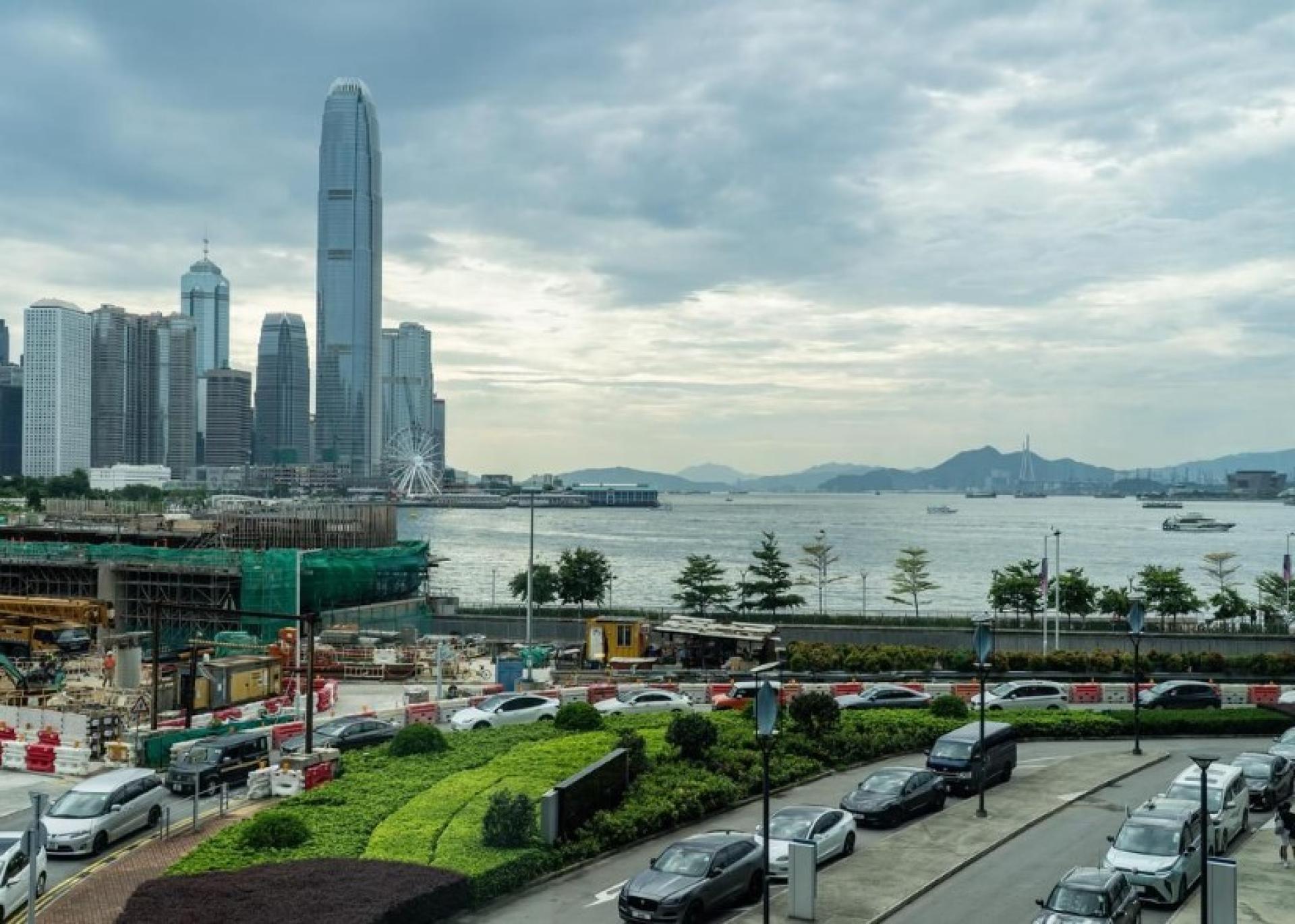 香港天文台因台风韦帕发出九号风球。图为天文台星期六（7月19日）发布三号风球后的维多利亚港景象。