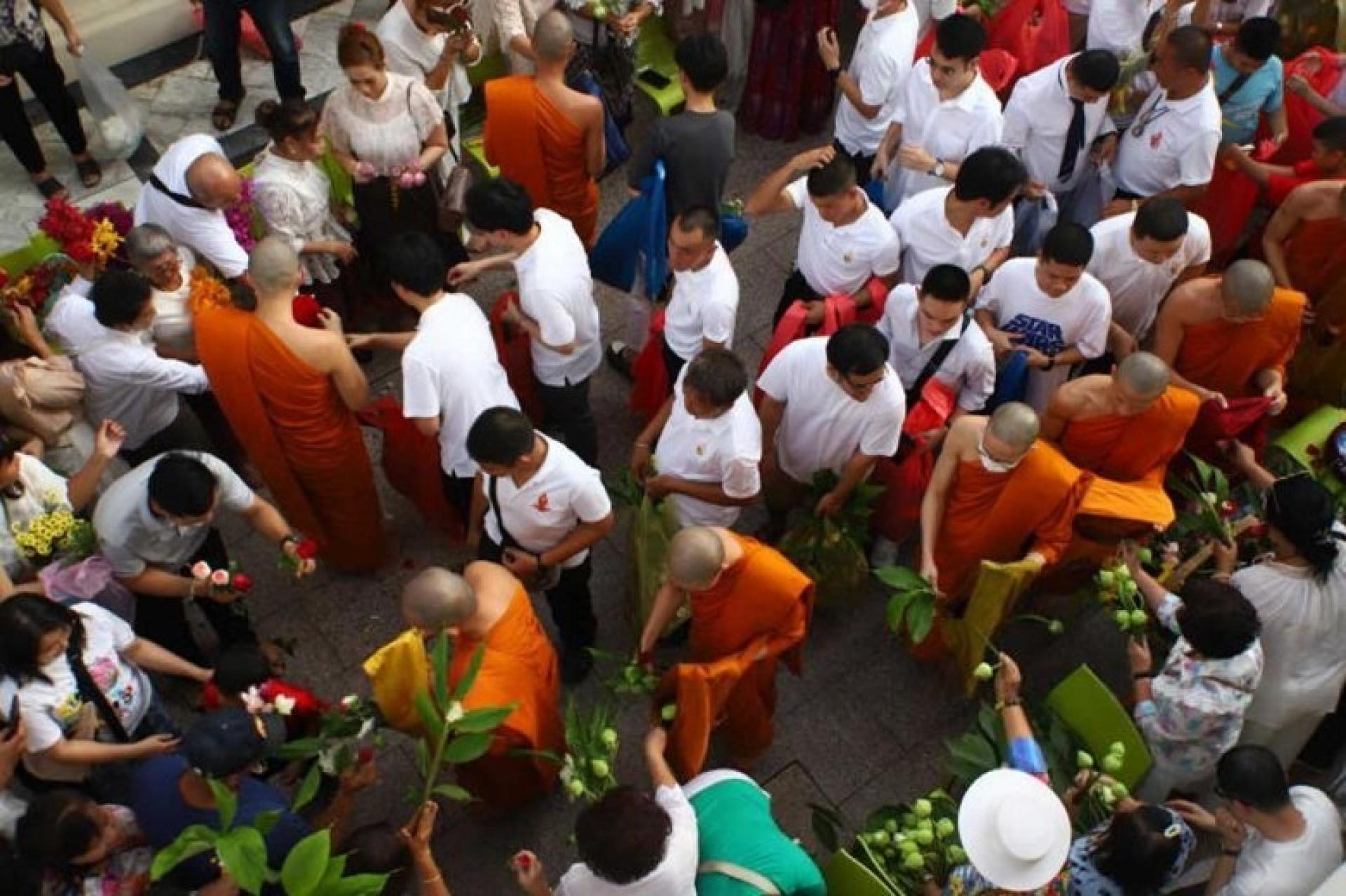 7月11日，在曼谷帕那空区拉差博披寺（Wat Ratchabophit Sathitmahasimaram），民众在佛教入夏节传统布施仪式中向僧侣献花。