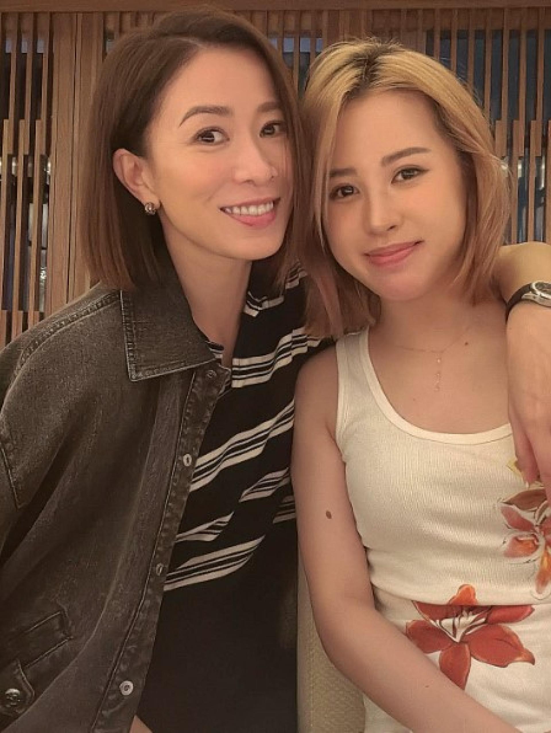 佘诗曼（左）晒出与干女儿的合照。