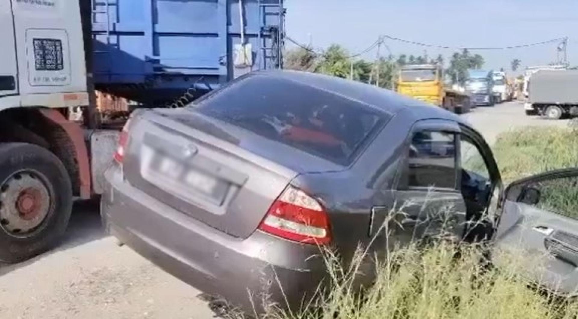 失控的轿车，半陷在水沟里。