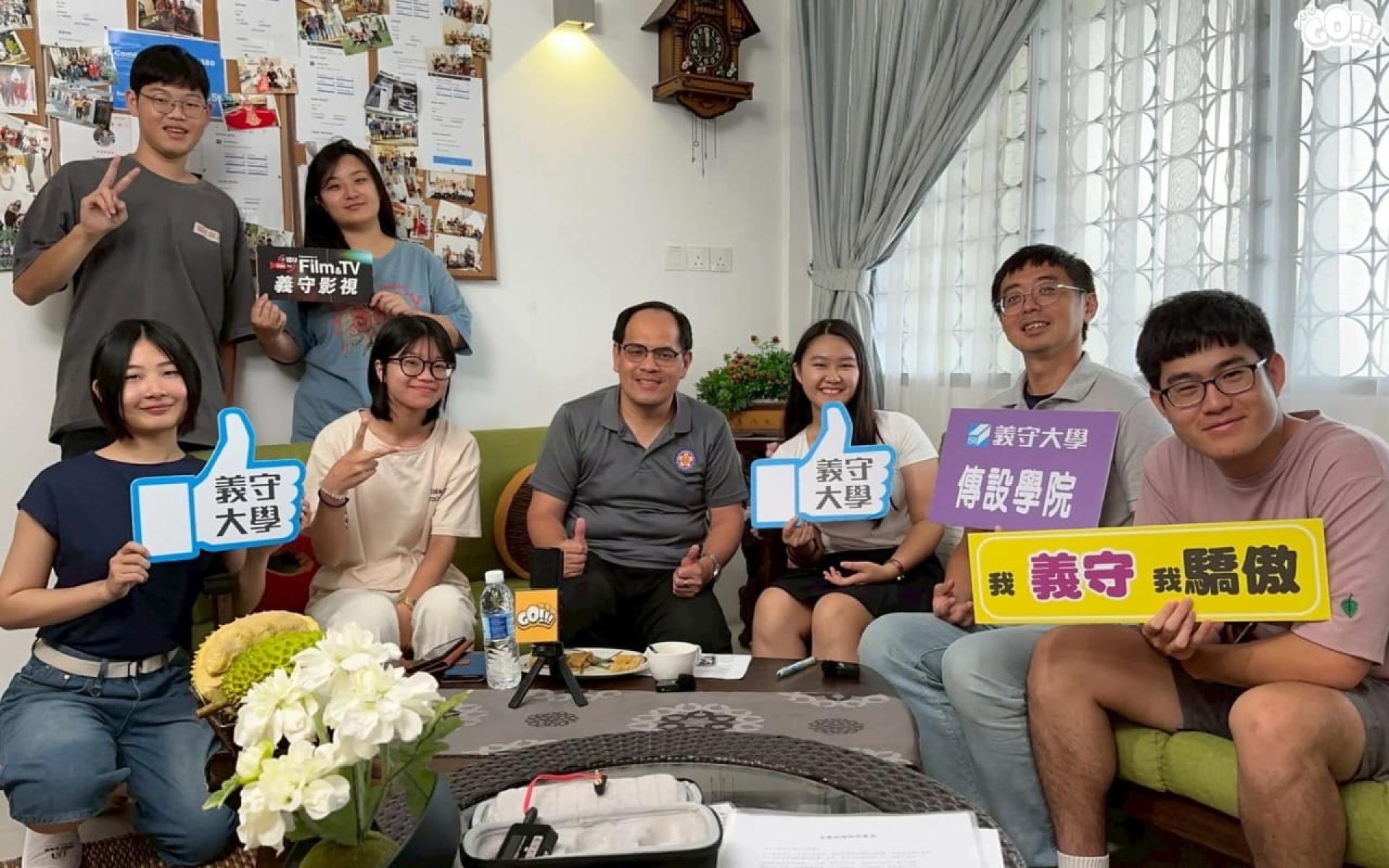 3.	青年团团长杨万勇（坐者左三）与“东马台嘎厚”制作团队合照。