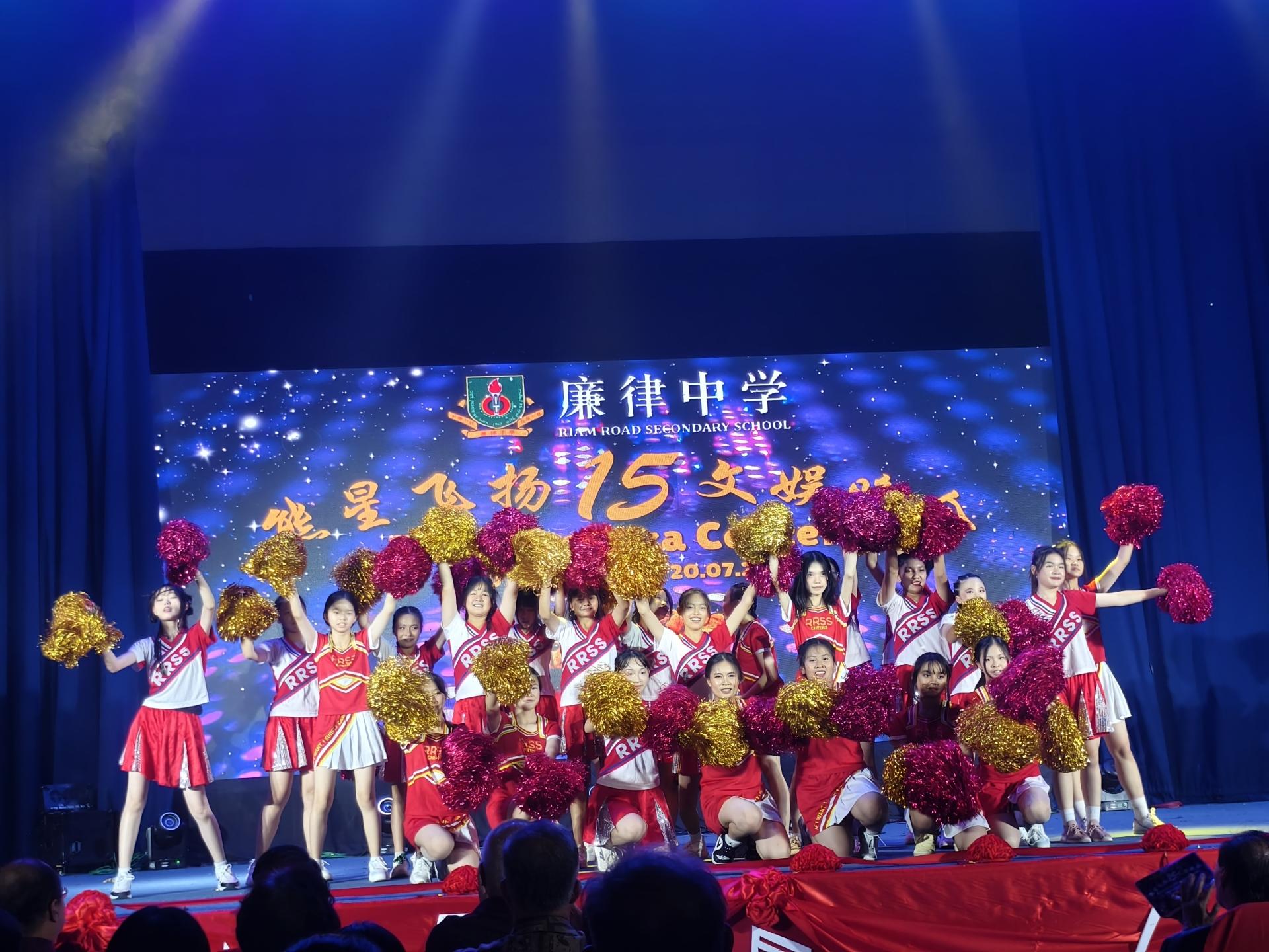 迎宾队表演。
