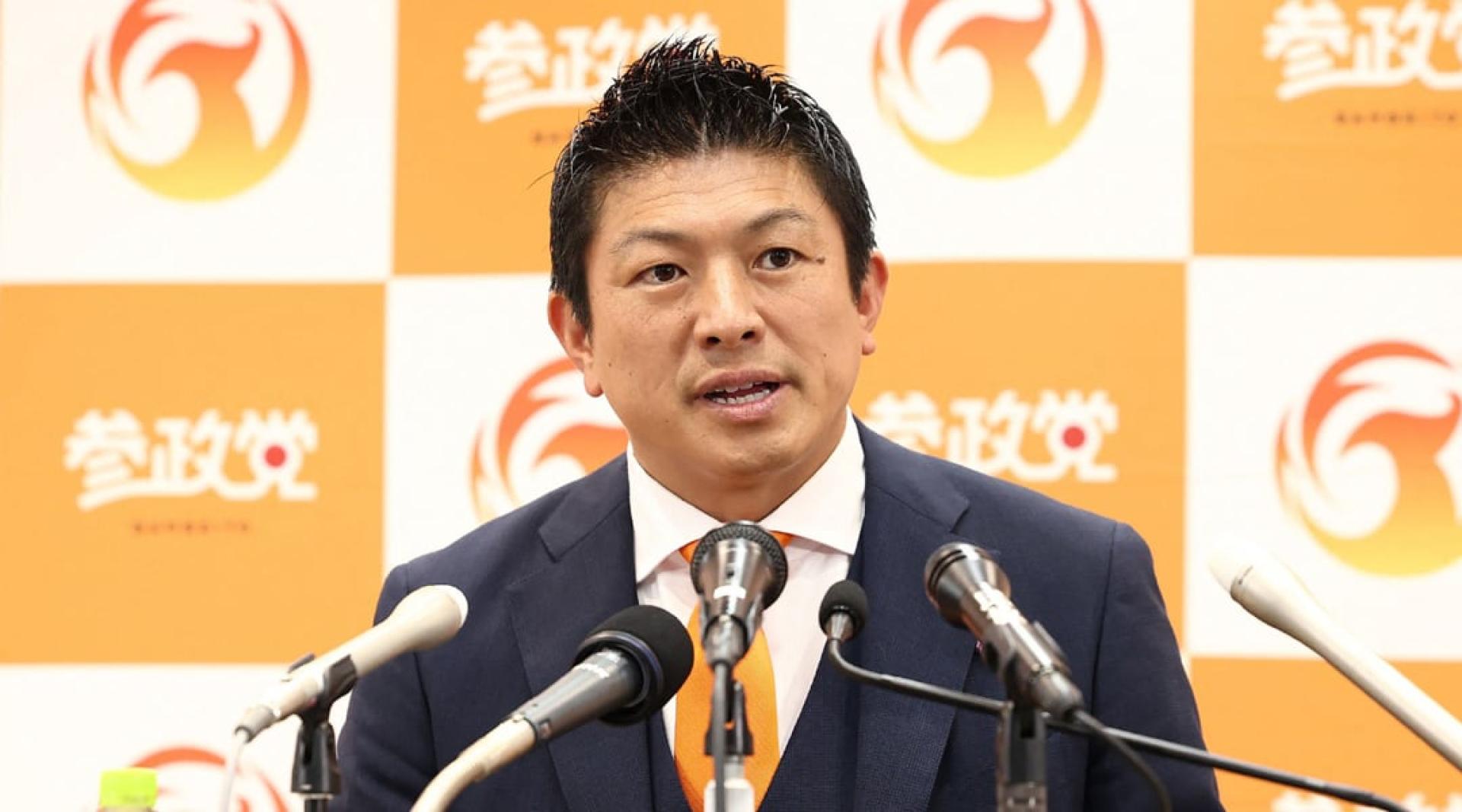 日本反对党参政党党魁神谷宗币在东京计票中心发表讲话。