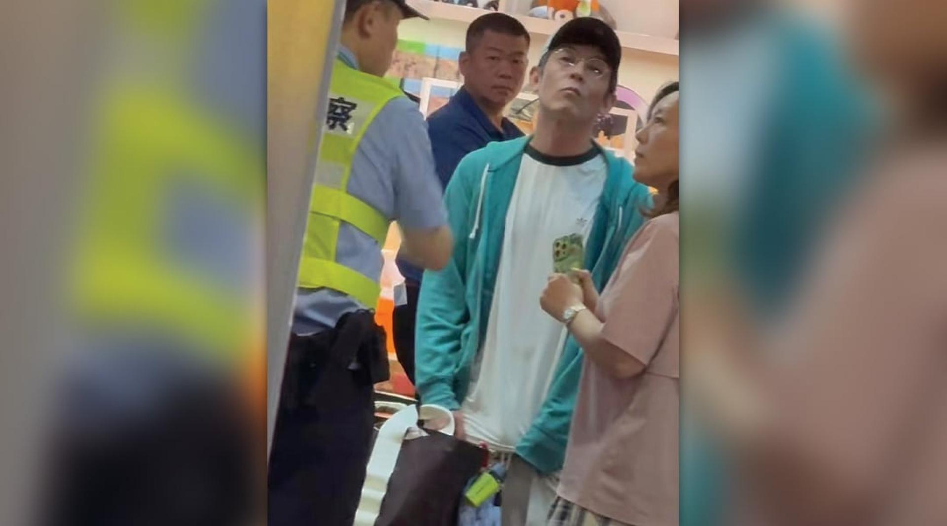 有网友爆料陈冠希（右二）在机场再度发火。