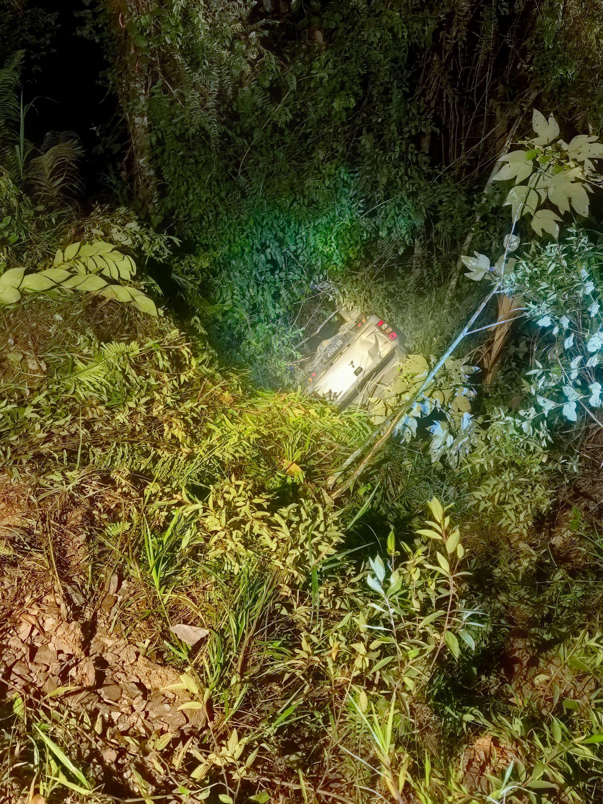 Sebuah pikap dinaiki lima individu terjunam ke dalam gaung berhampiran Batu 24, Jalan Musah Kajah, malam tadi.