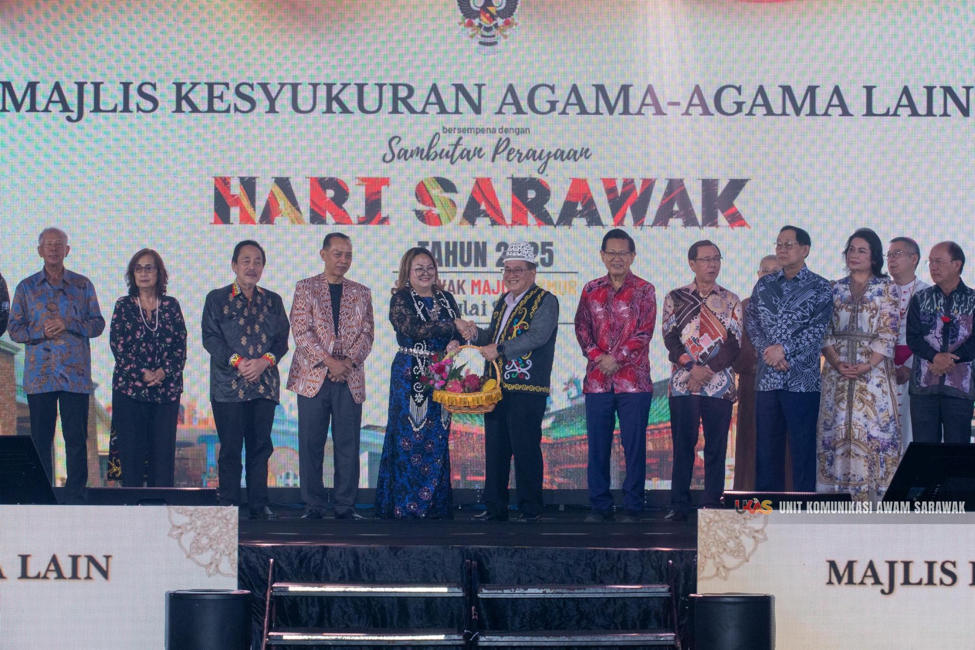 Uggah (10th left) with the multifaith prayer reciters.